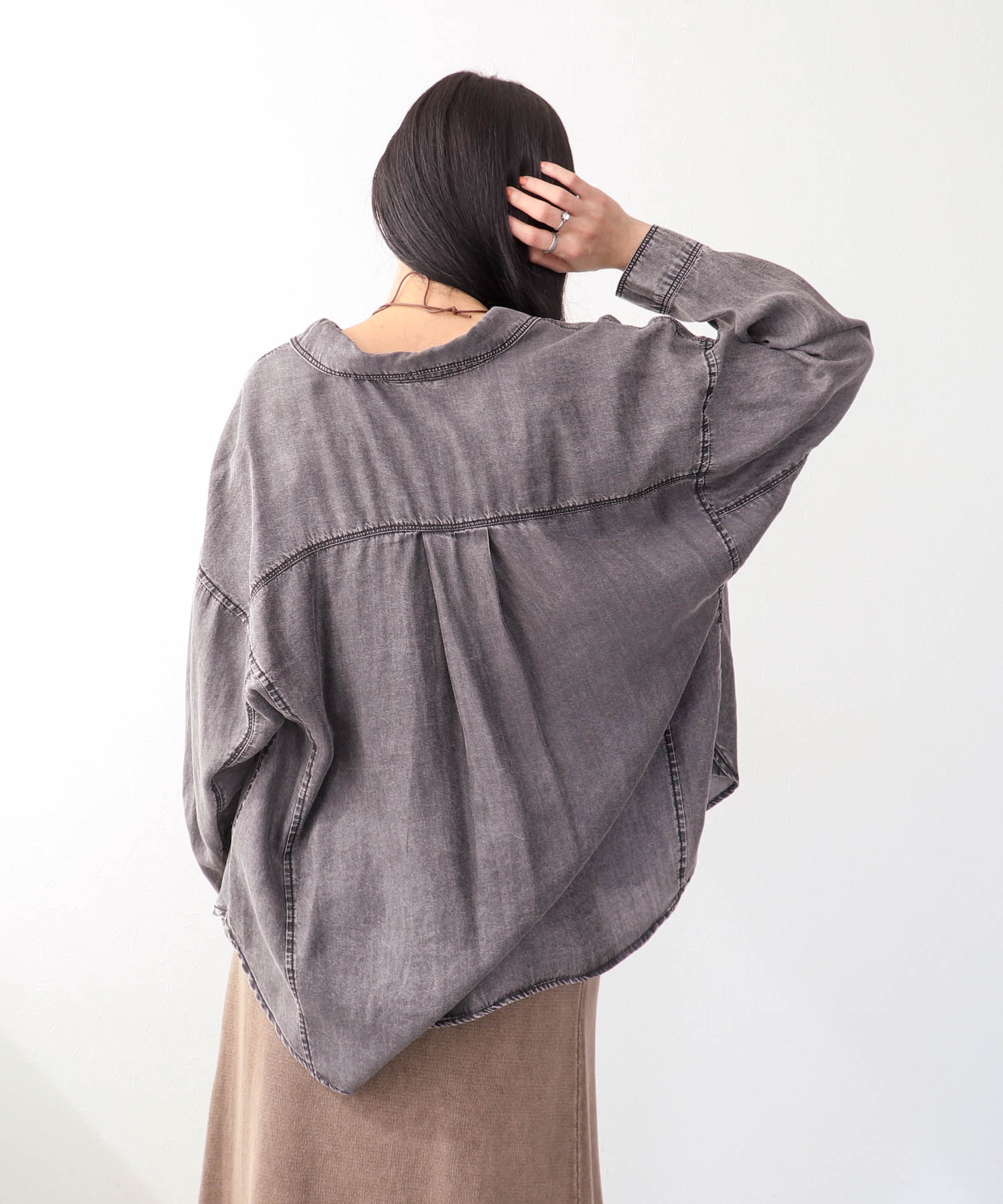 パウダーシルクデニムラウンドブラウス