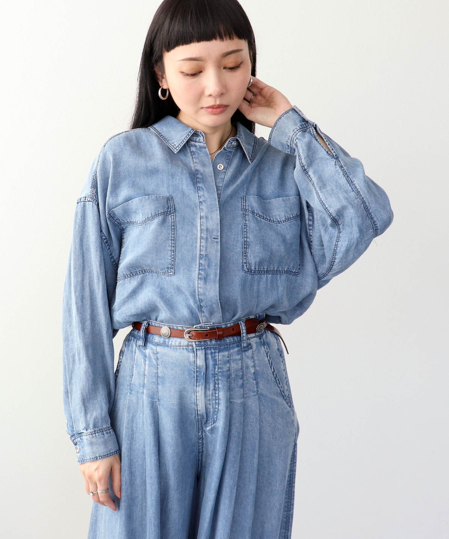 パウダーシルクデニムラウンドブラウス