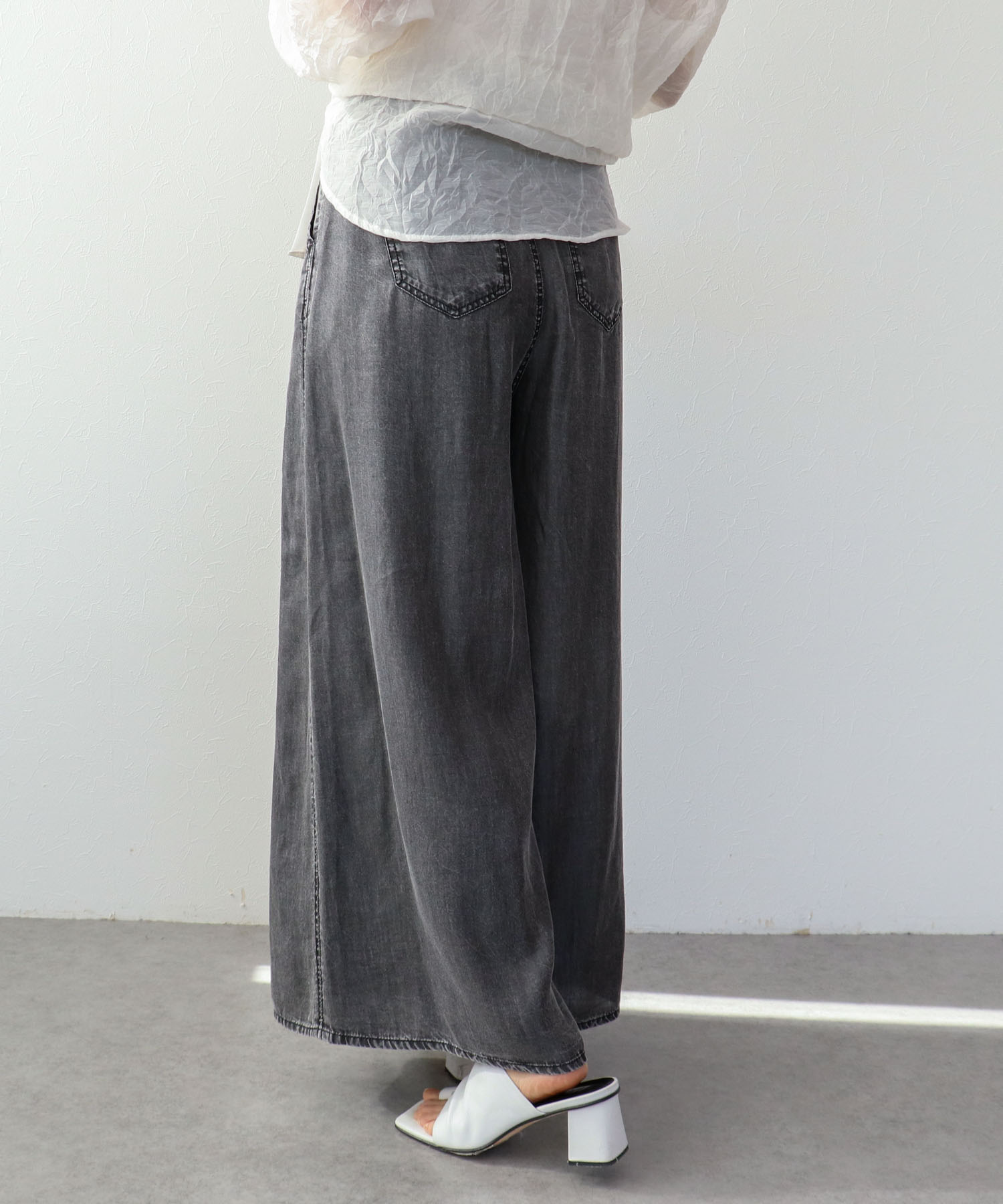 【2/26(木)12時予約開始】パウダーシルクデニムラウンドパンツ