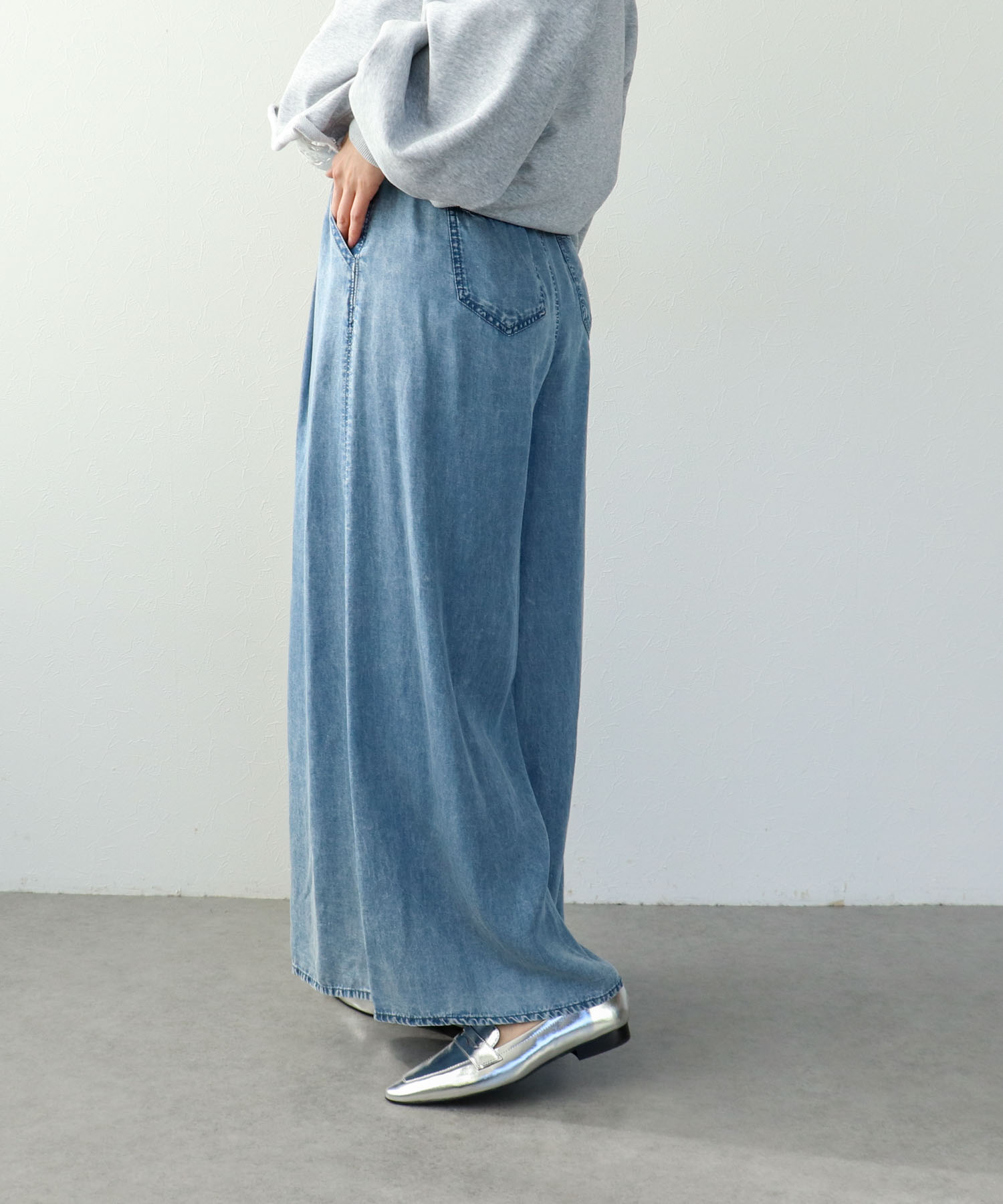 【2/26(木)12時予約開始】パウダーシルクデニムラウンドパンツ