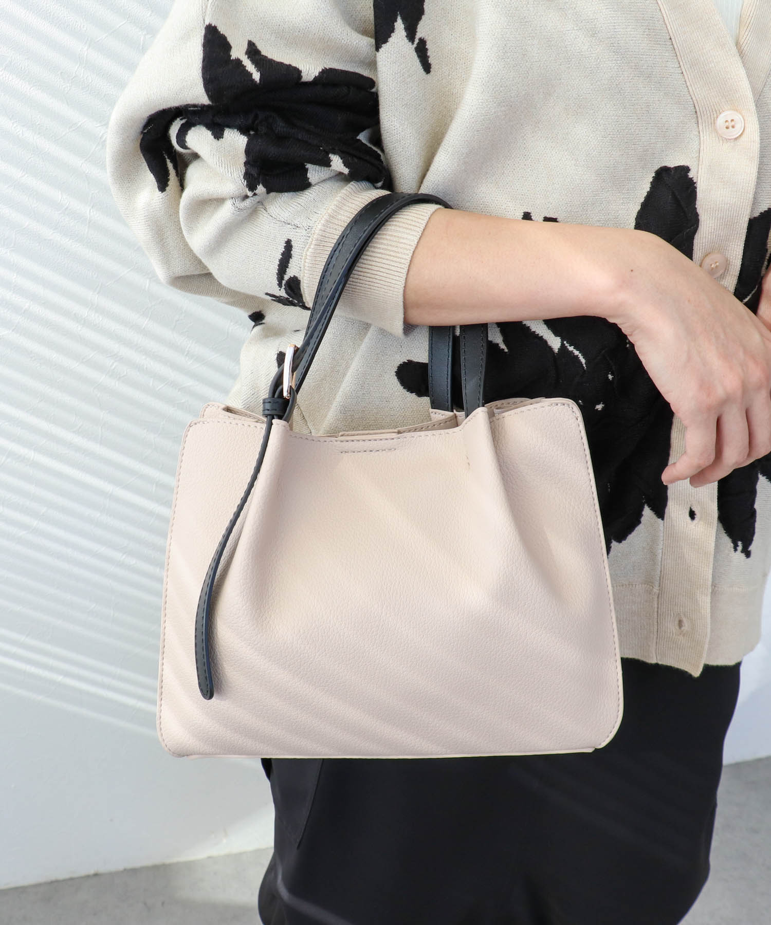 フェイクレザーショルダーバッグ付きスクエアトート