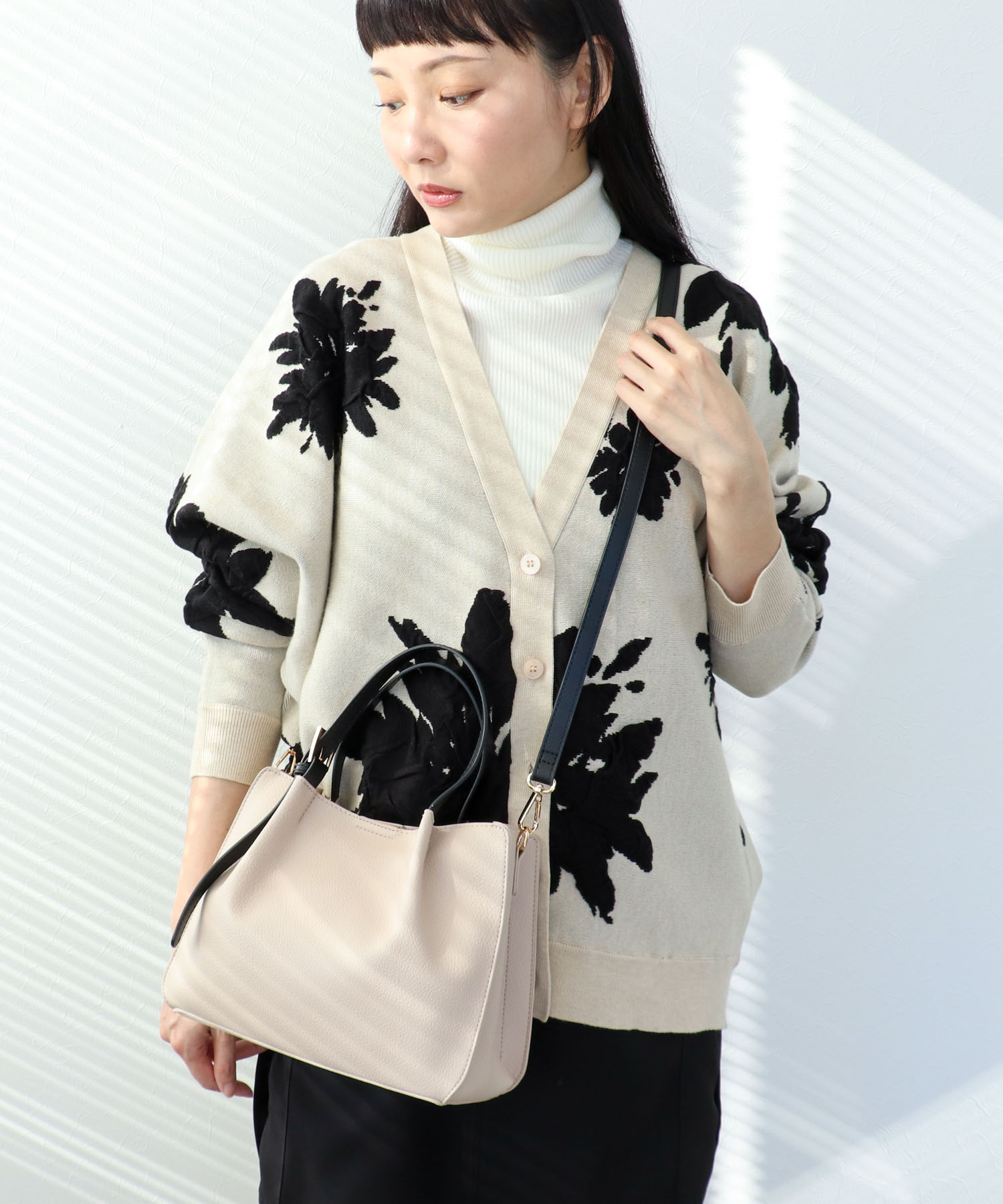 フェイクレザーショルダーバッグ付きスクエアトート