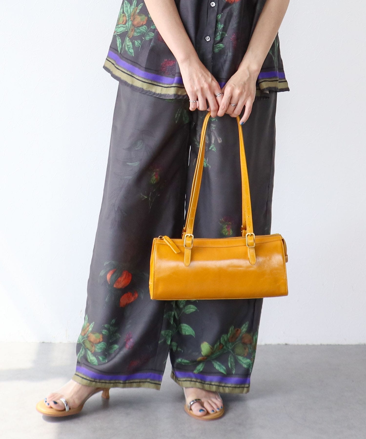 牛革横長ベルトショルダー