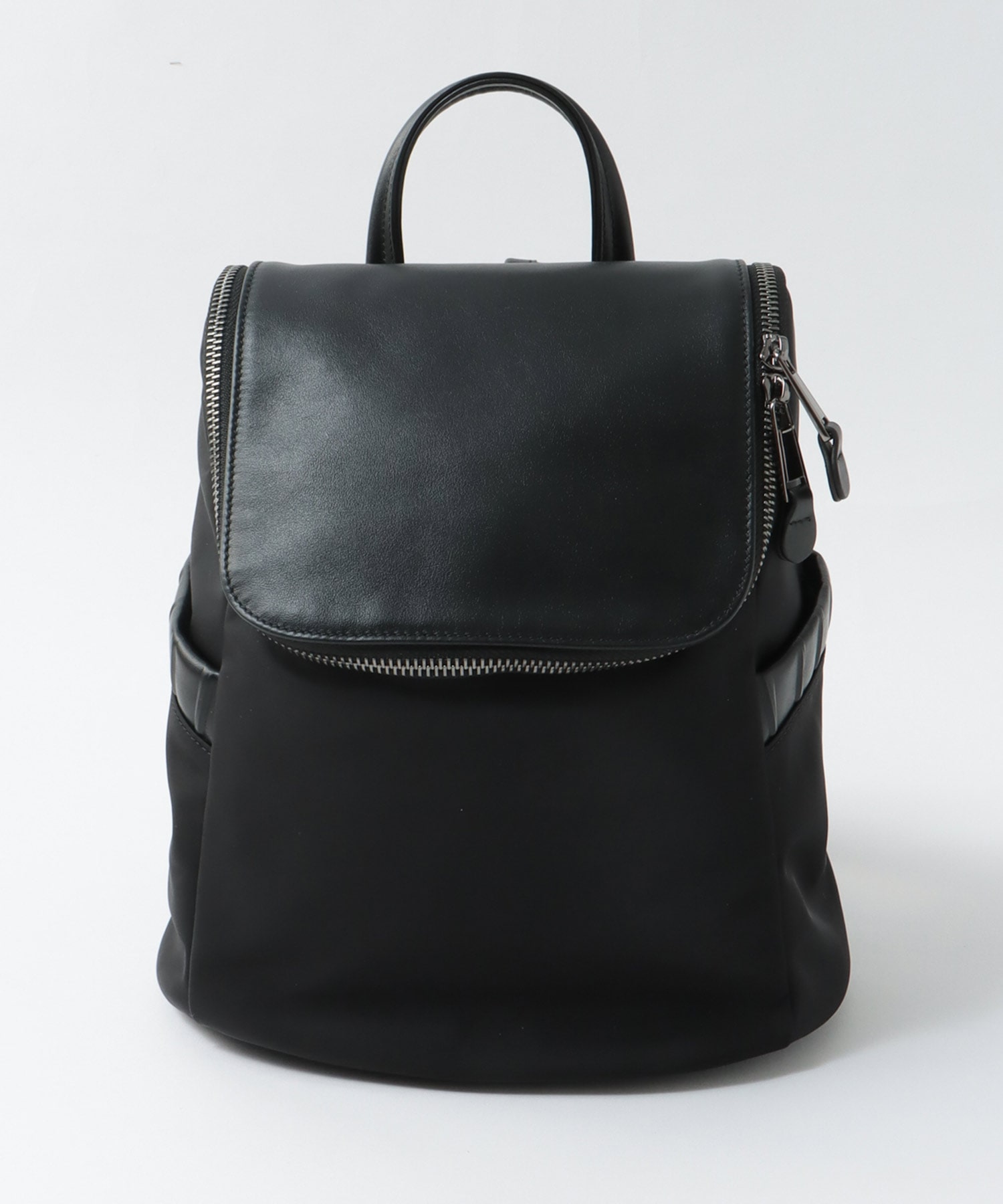 トリムレザーナイロンリュック