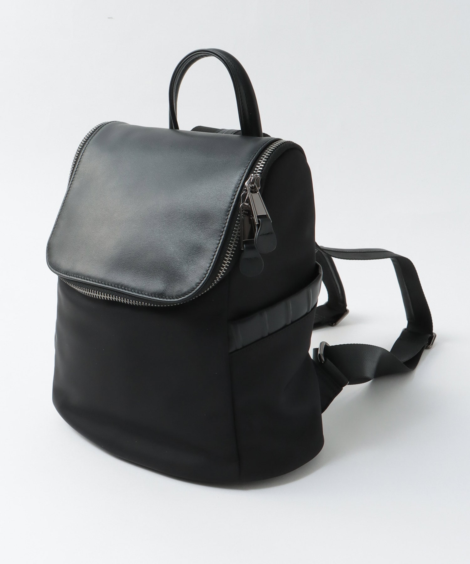 トリムレザーナイロンリュック