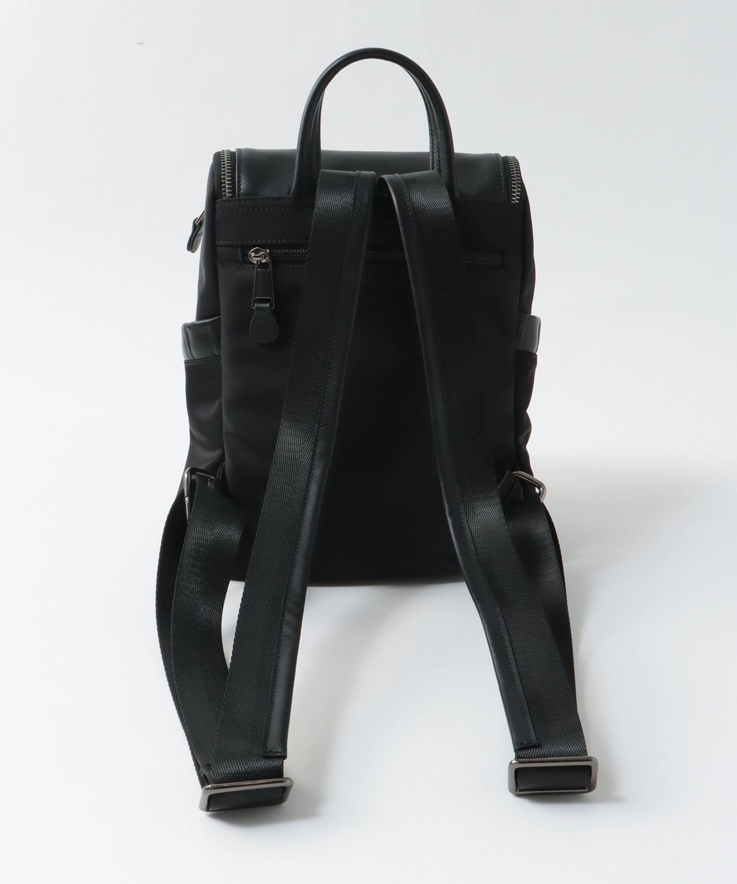 トリムレザーナイロンリュック