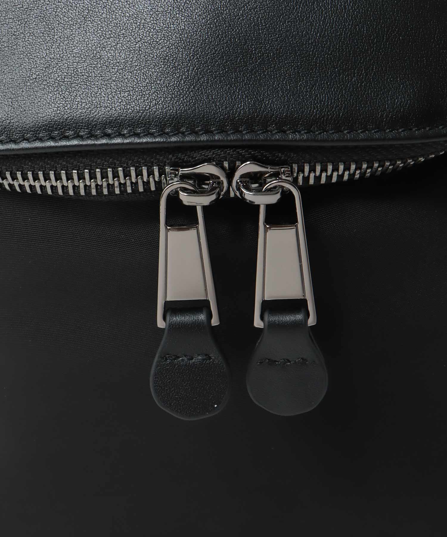 トリムレザーナイロンリュック