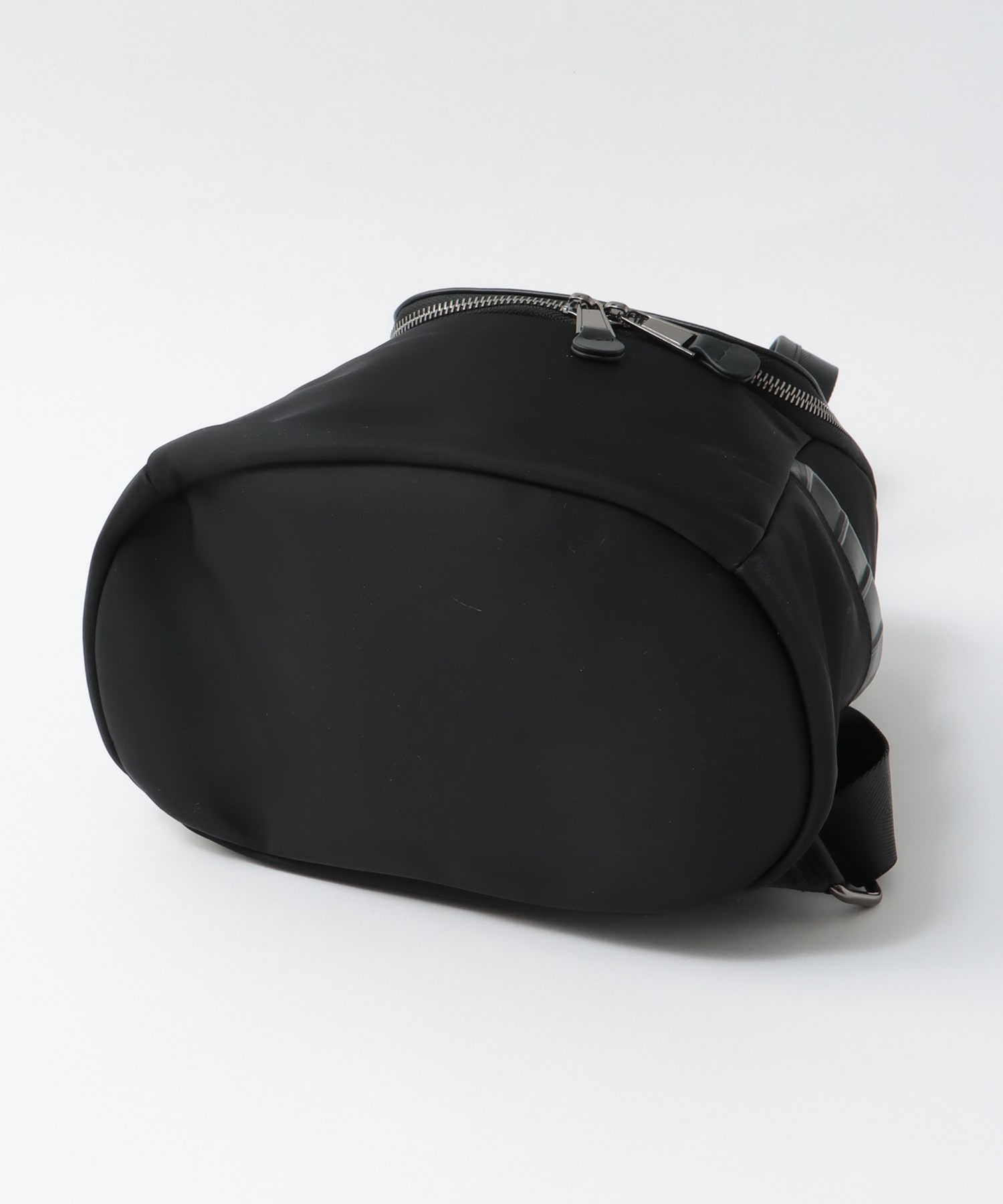 トリムレザーナイロンリュック