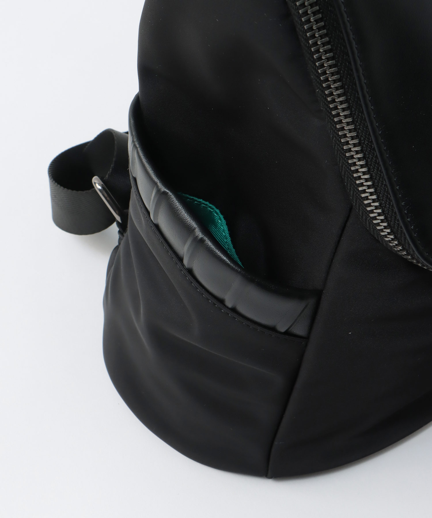 トリムレザーナイロンリュック