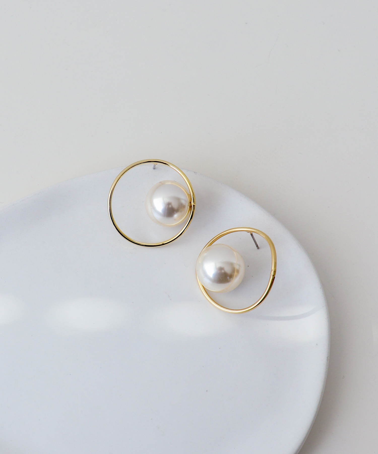 大玉パールフレームピアス