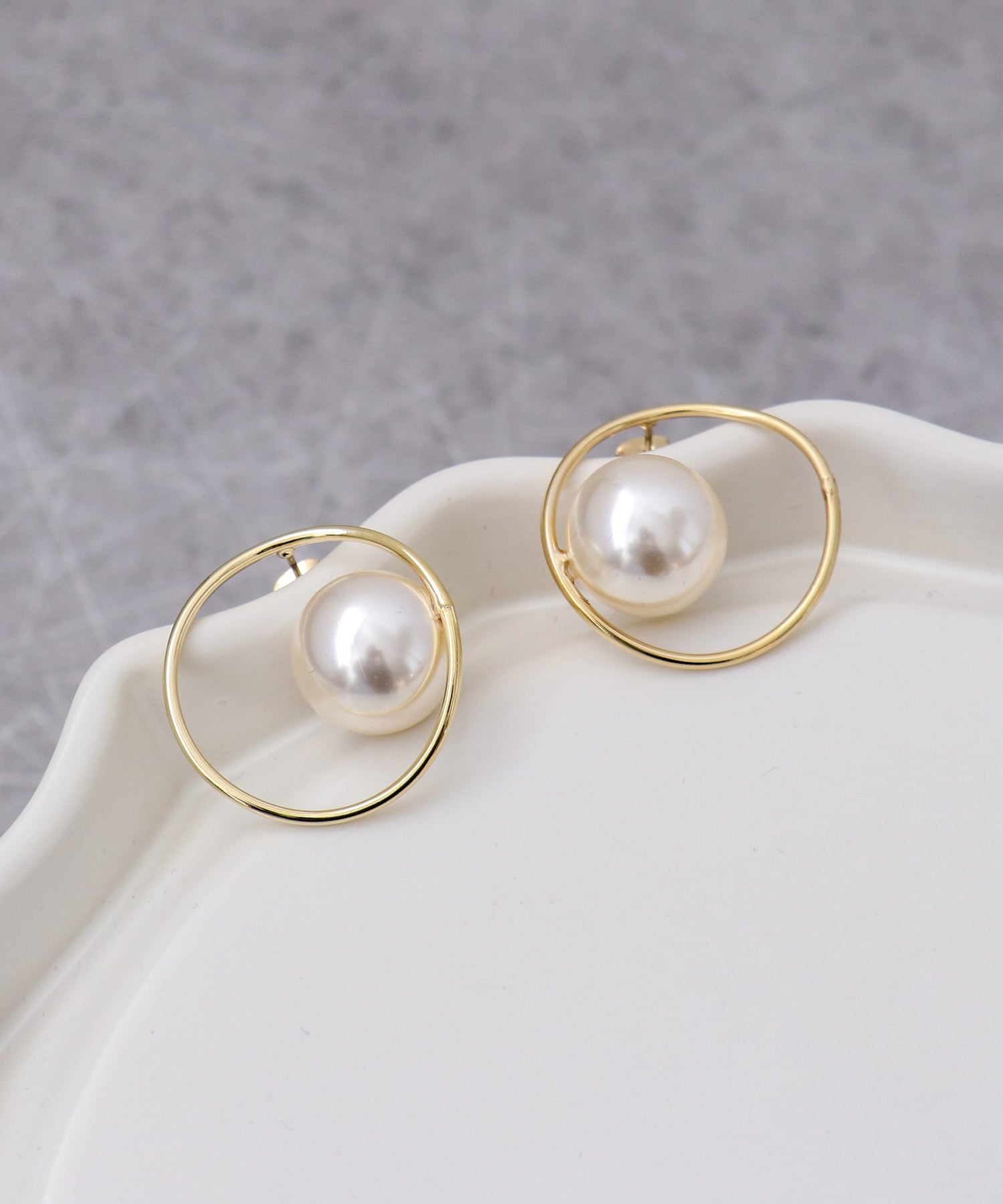 大玉パールフレームピアス