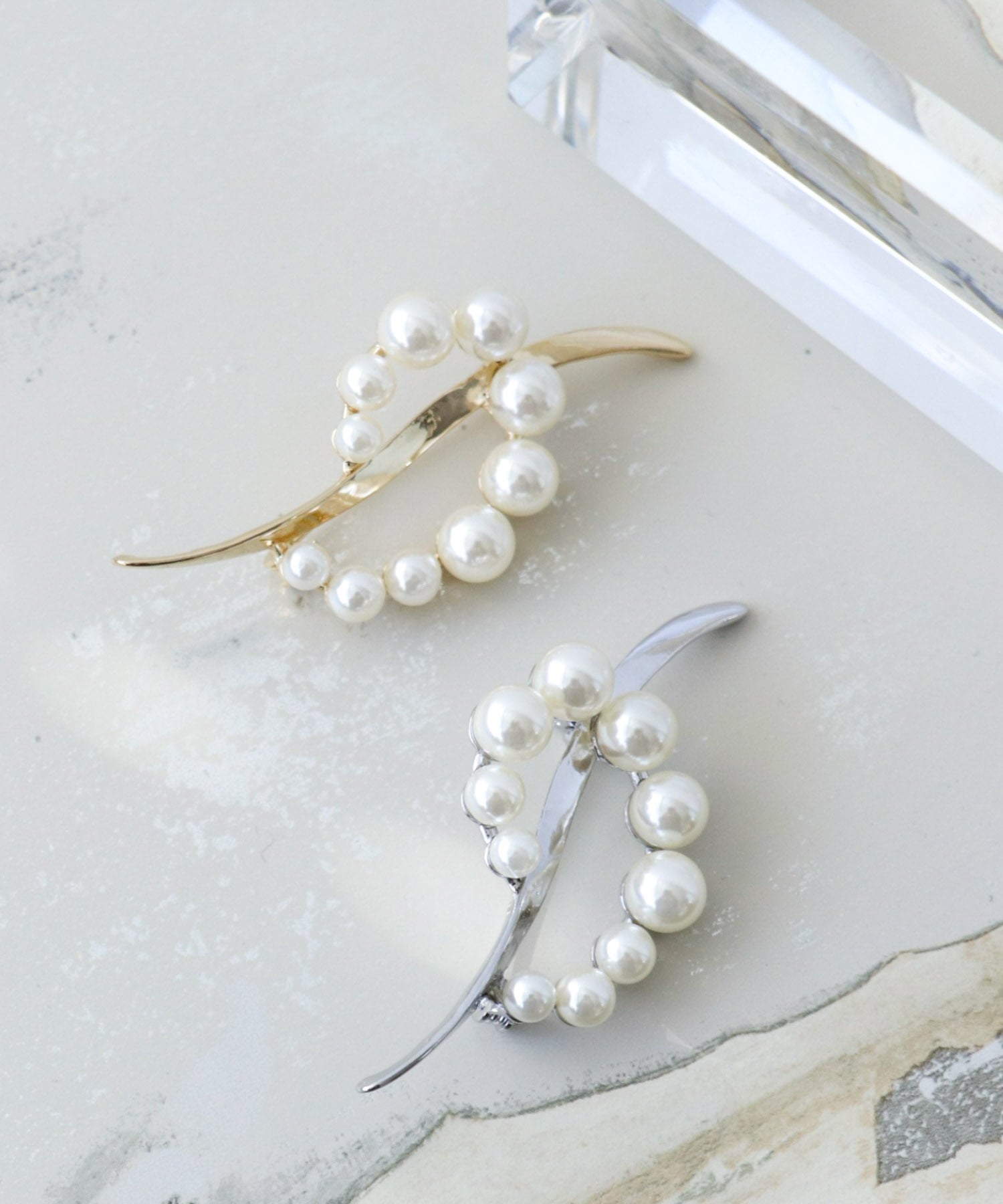 パールフレームメタルブローチ