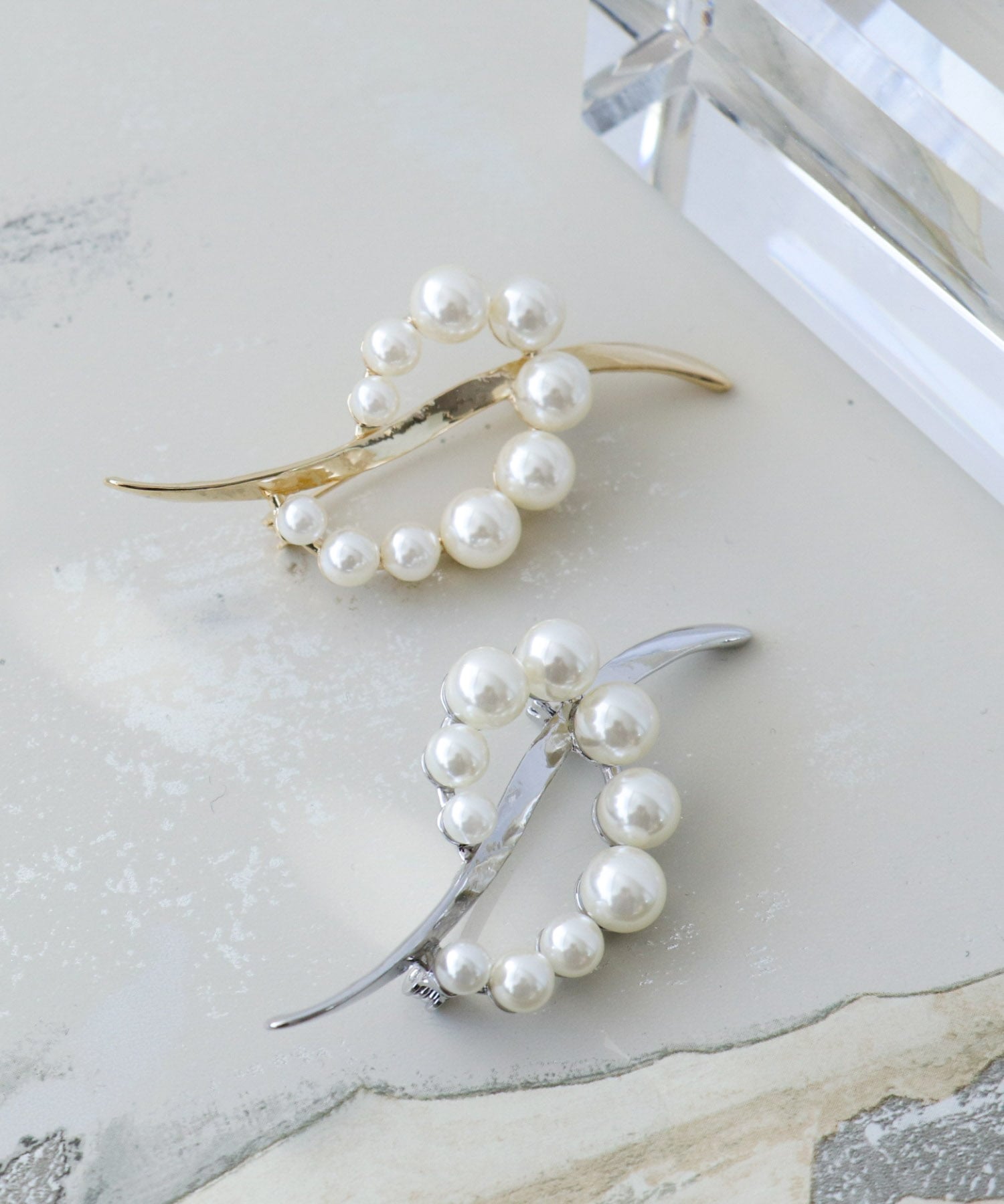 パールフレームメタルブローチ