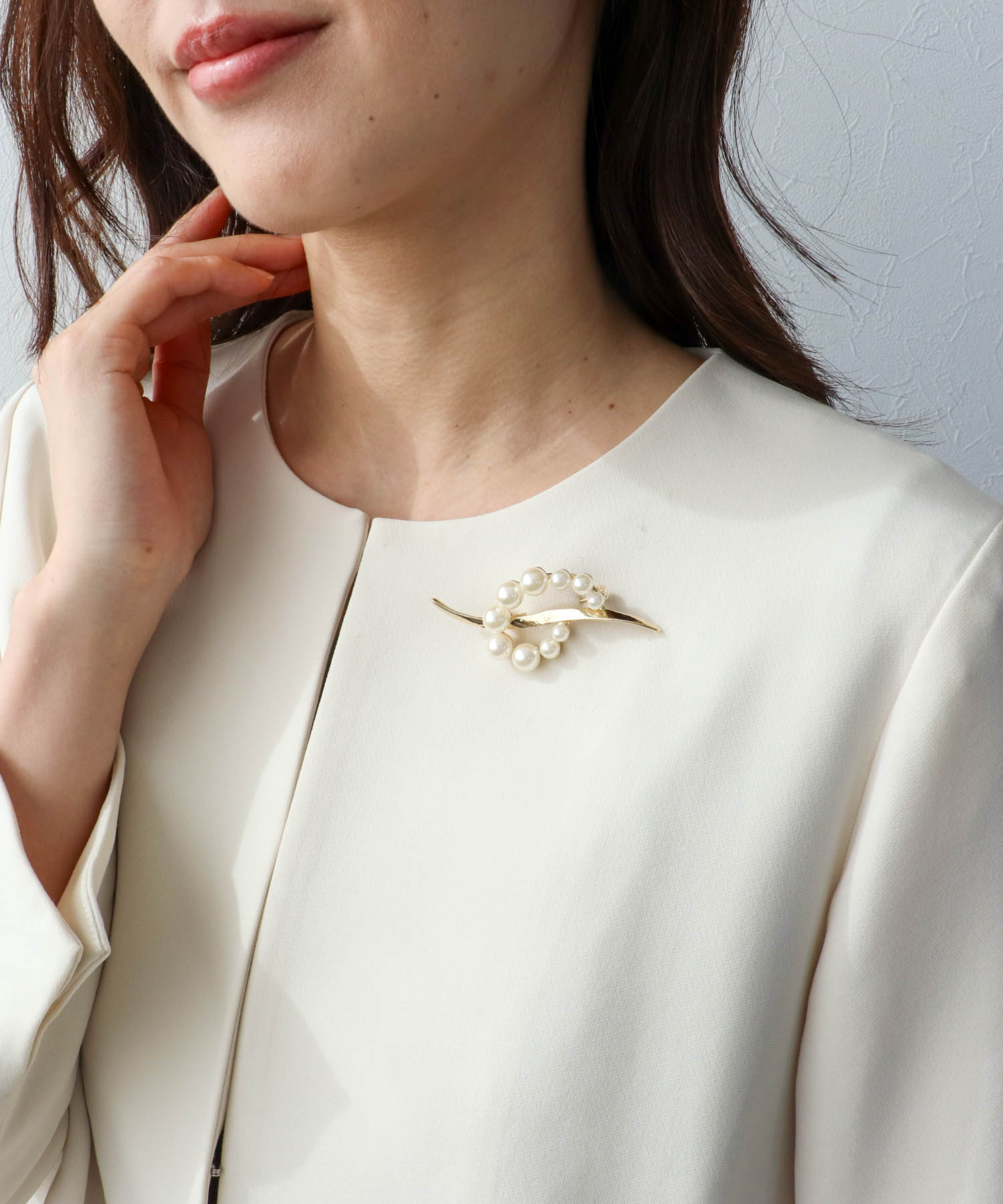 パールフレームメタルブローチ