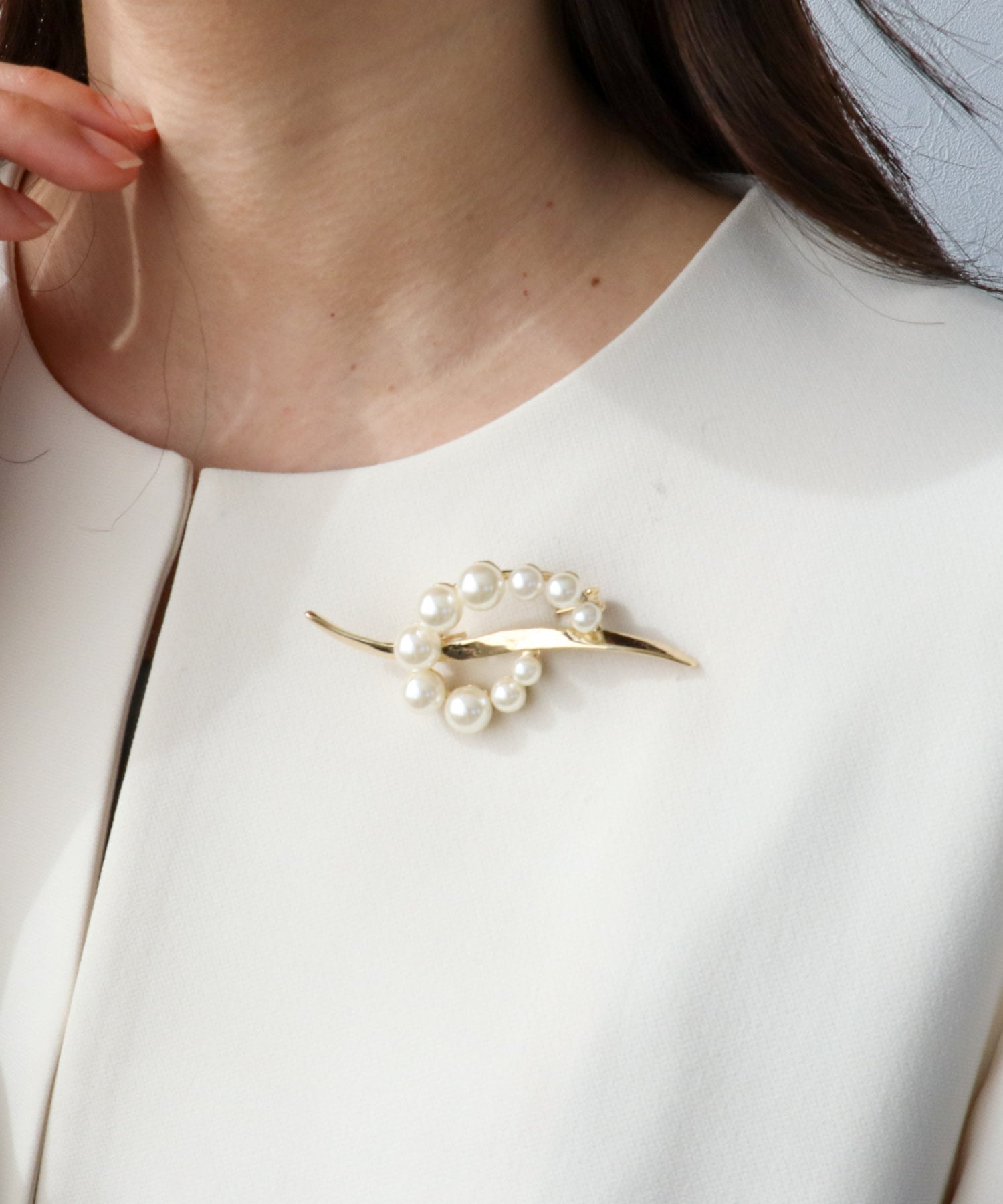 パールフレームメタルブローチ