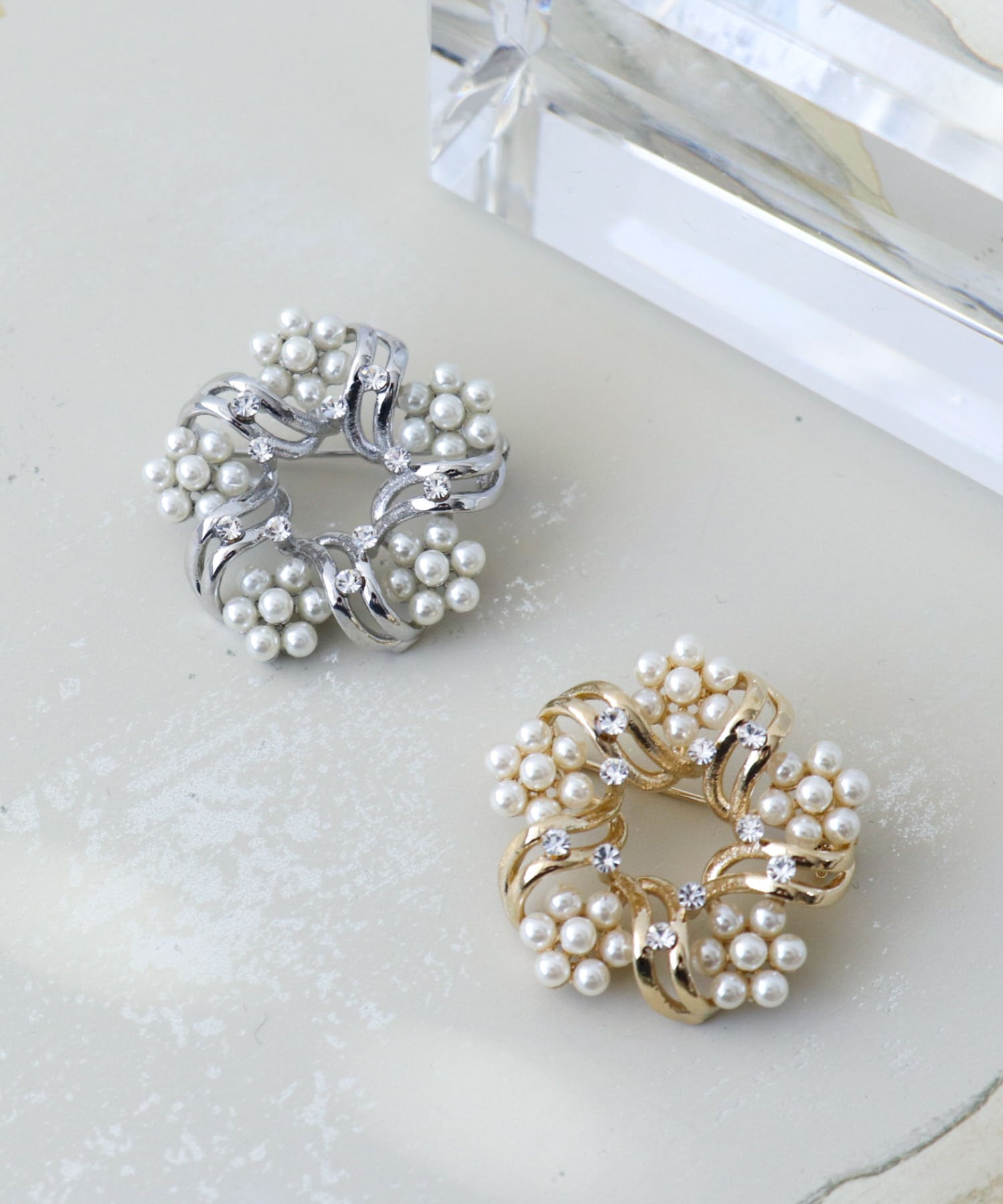 パールフラワーリースブローチ