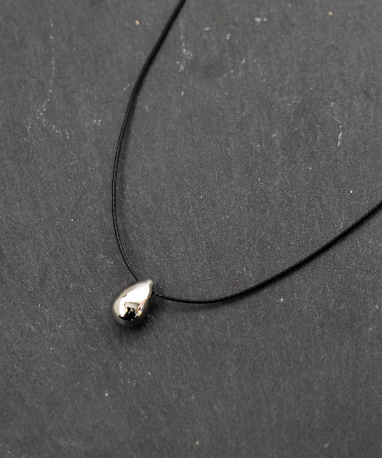 メタルドロップヒモネックレス