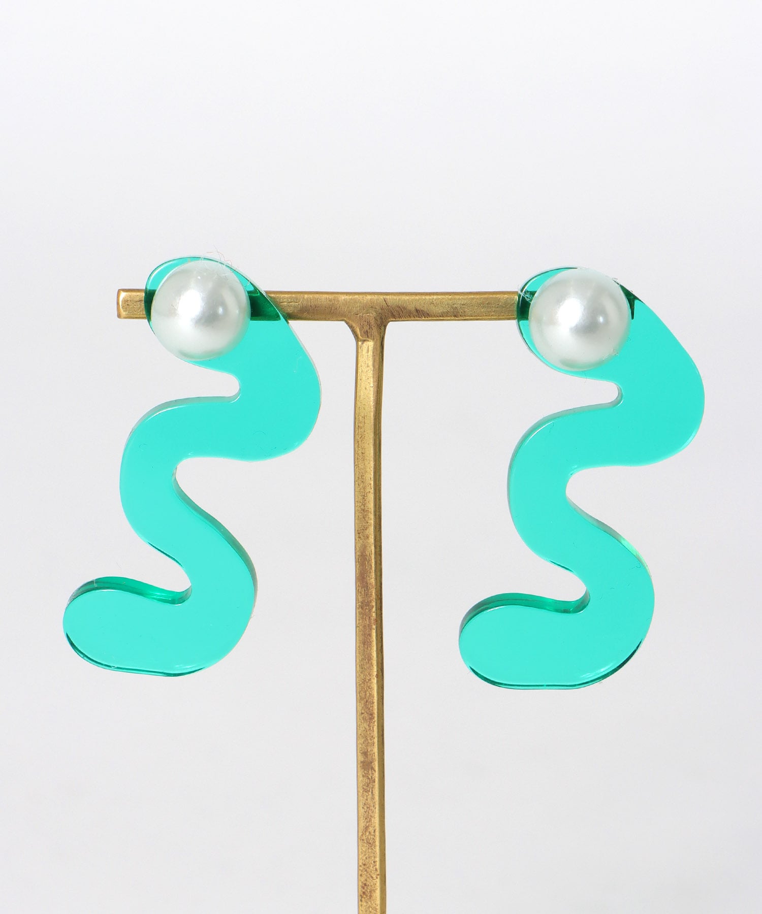 ウェーブアクリルパールピアス