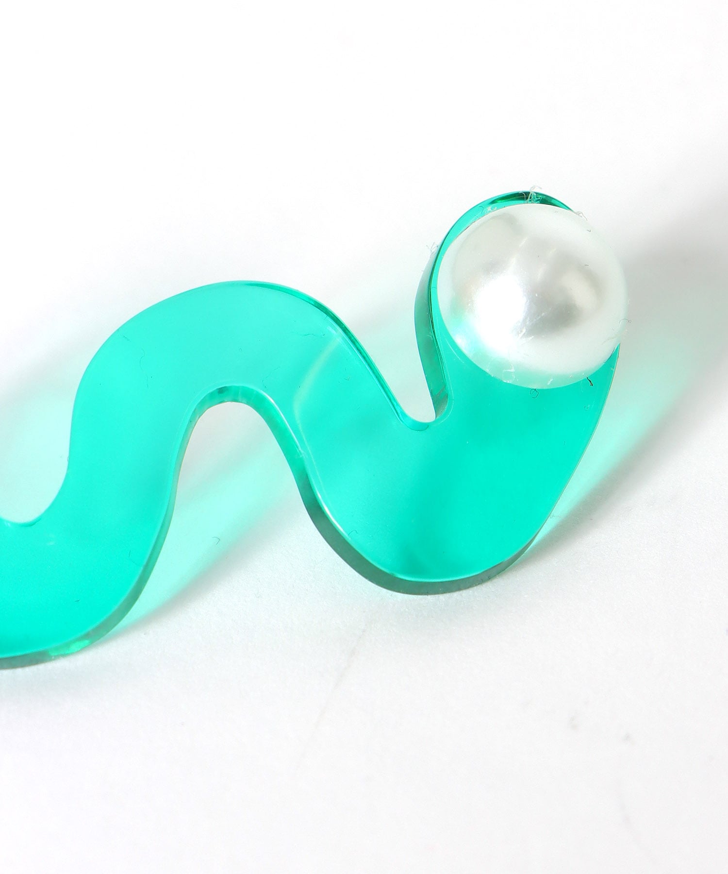 ウェーブアクリルパールピアス