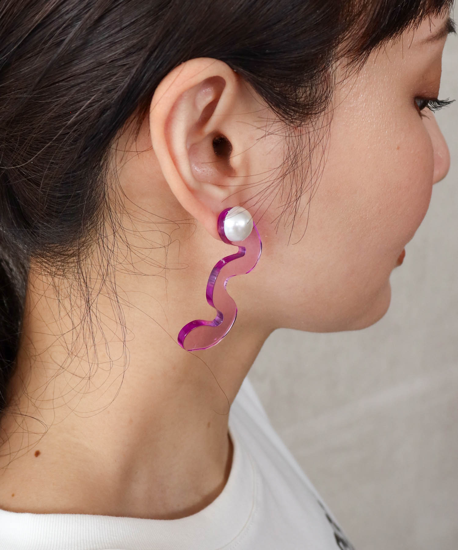 ウェーブアクリルパールピアス