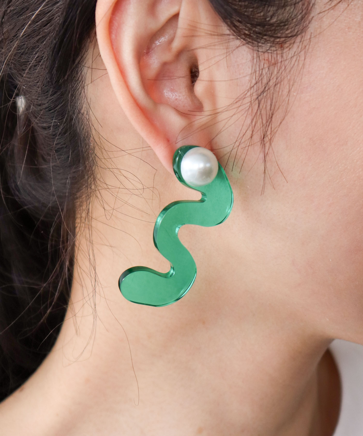 ウェーブアクリルパールピアス