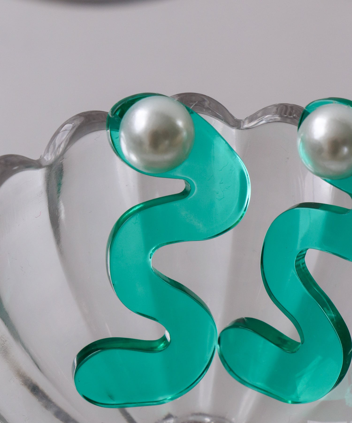 ウェーブアクリルパールピアス