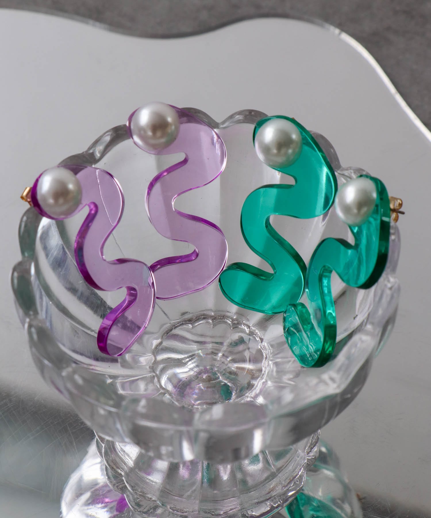 ウェーブアクリルパールピアス