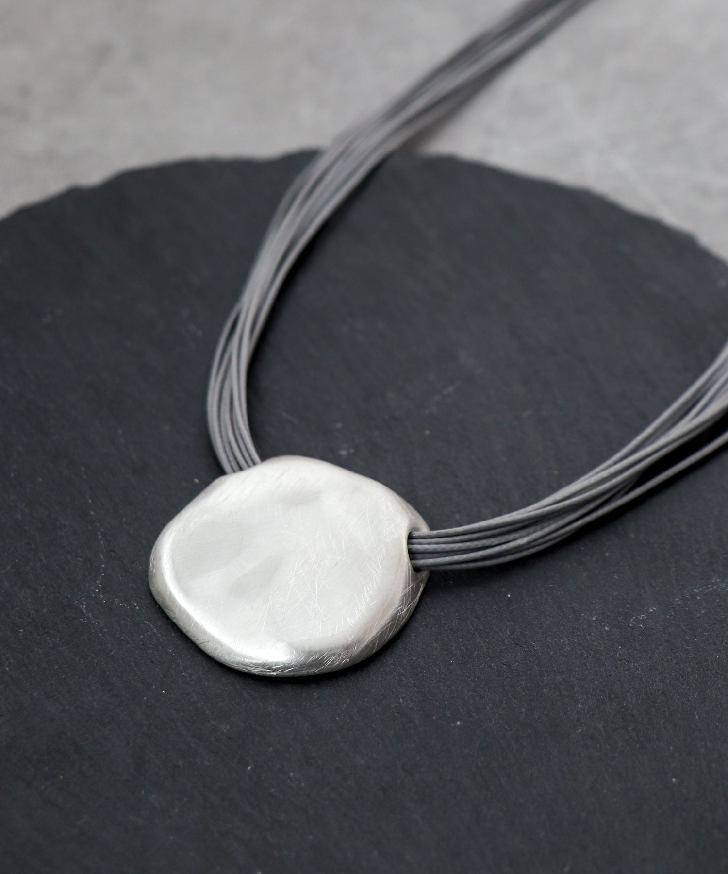 メタルトップカワヒモネックレス