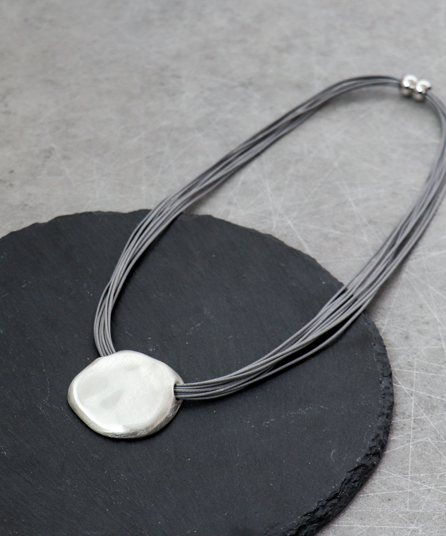 メタルトップカワヒモネックレス