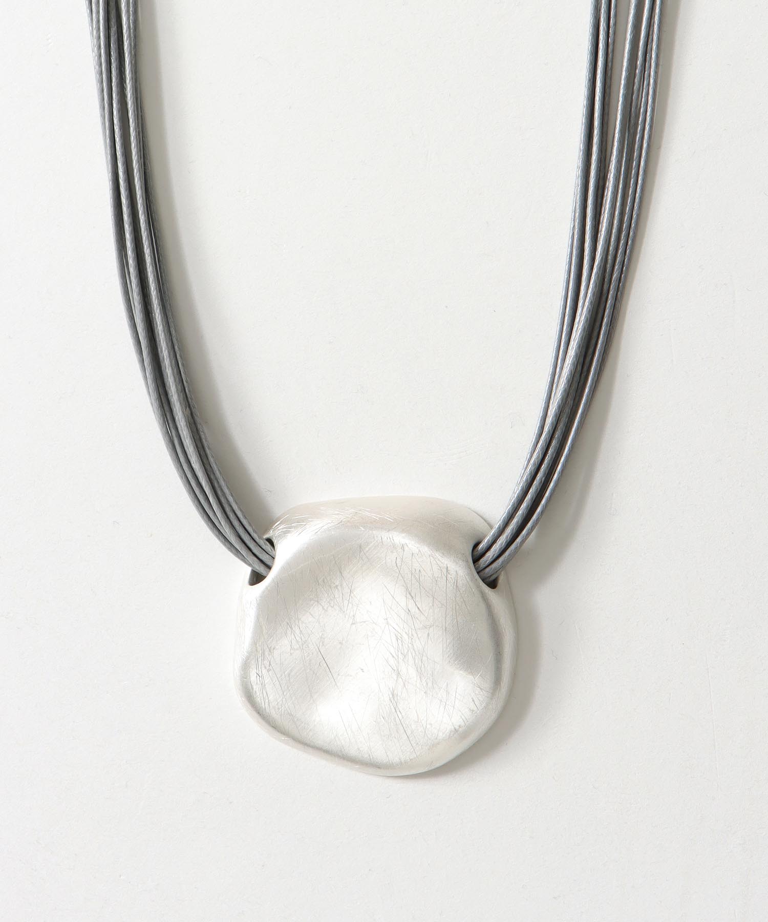 メタルトップカワヒモネックレス