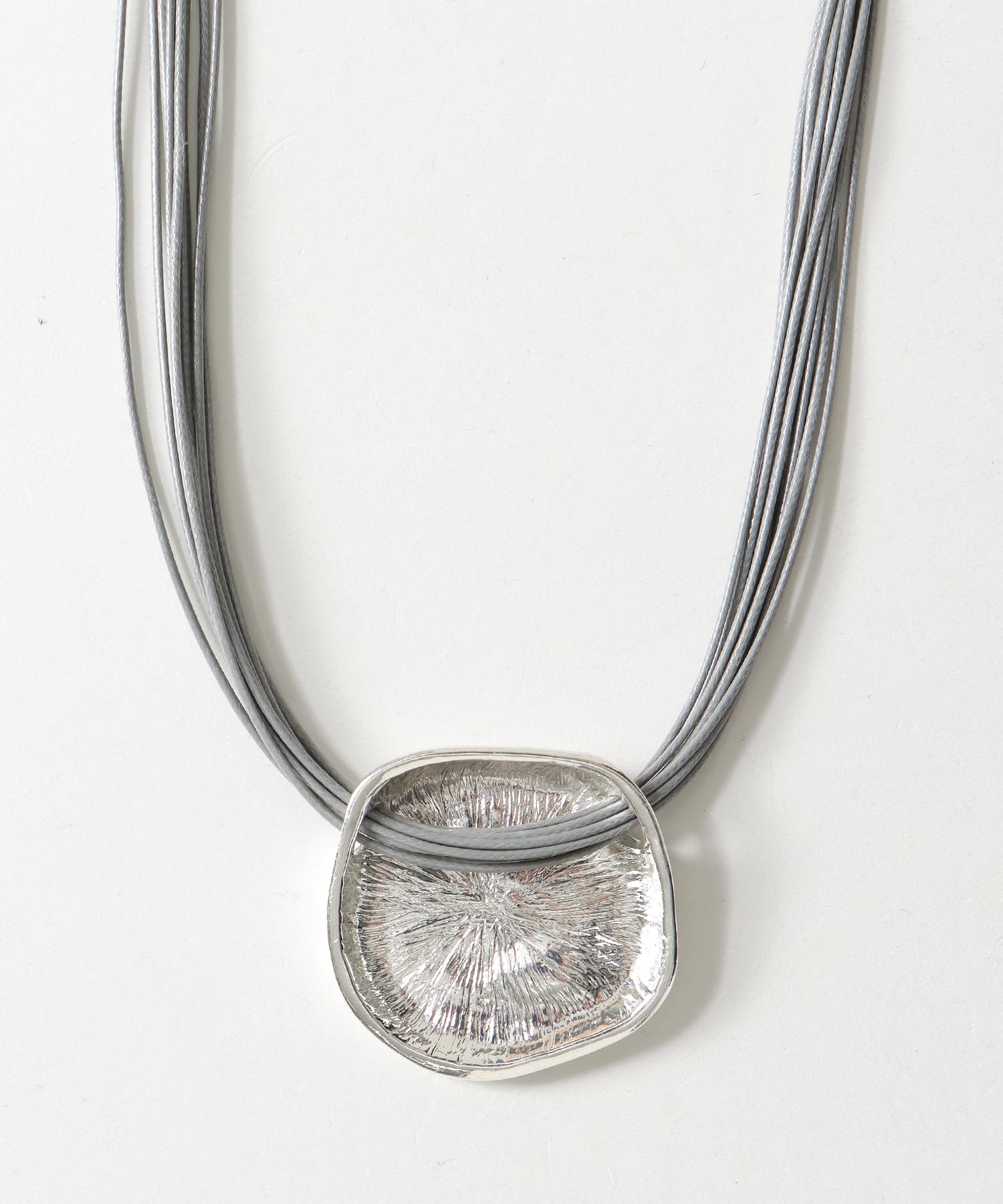 メタルトップカワヒモネックレス