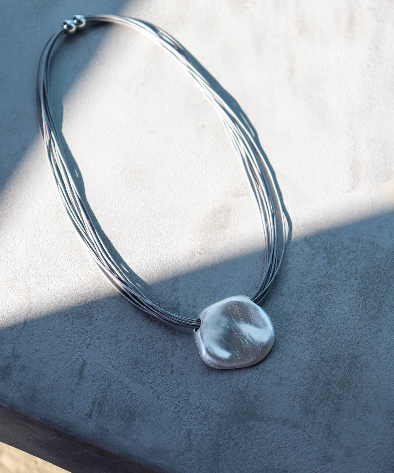 メタルトップカワヒモネックレス