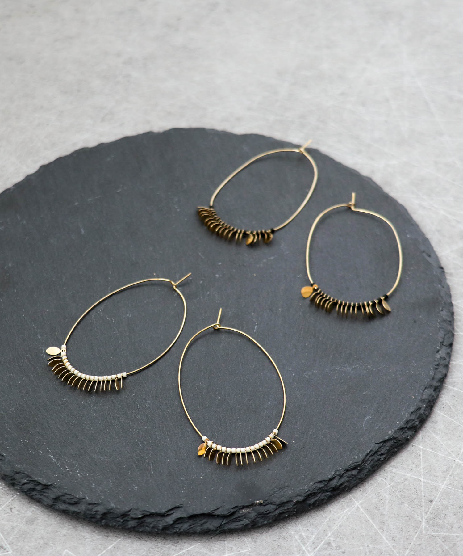 メタルプレート×ビーズ楕円フープピアス