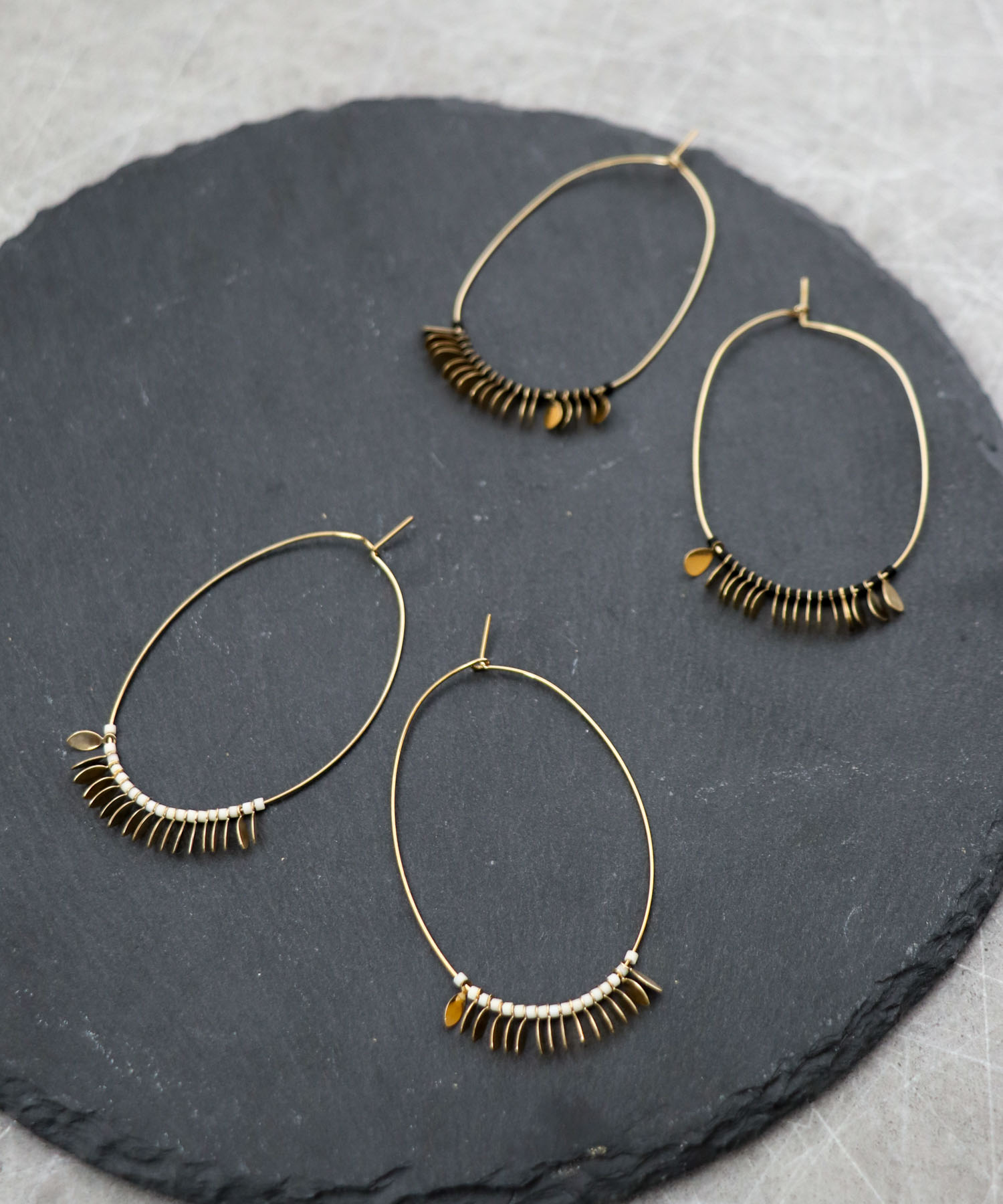 メタルプレート×ビーズ楕円フープピアス