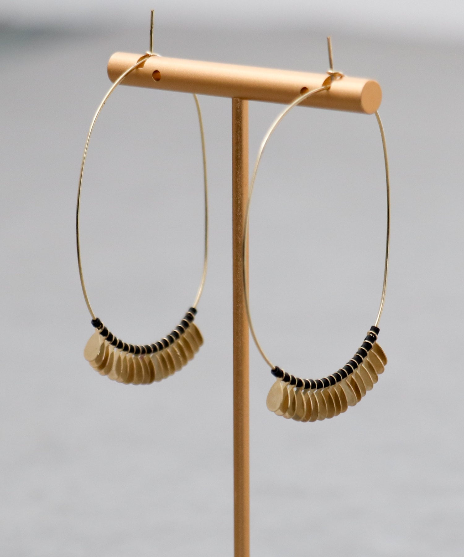 メタルプレート×ビーズ楕円フープピアス