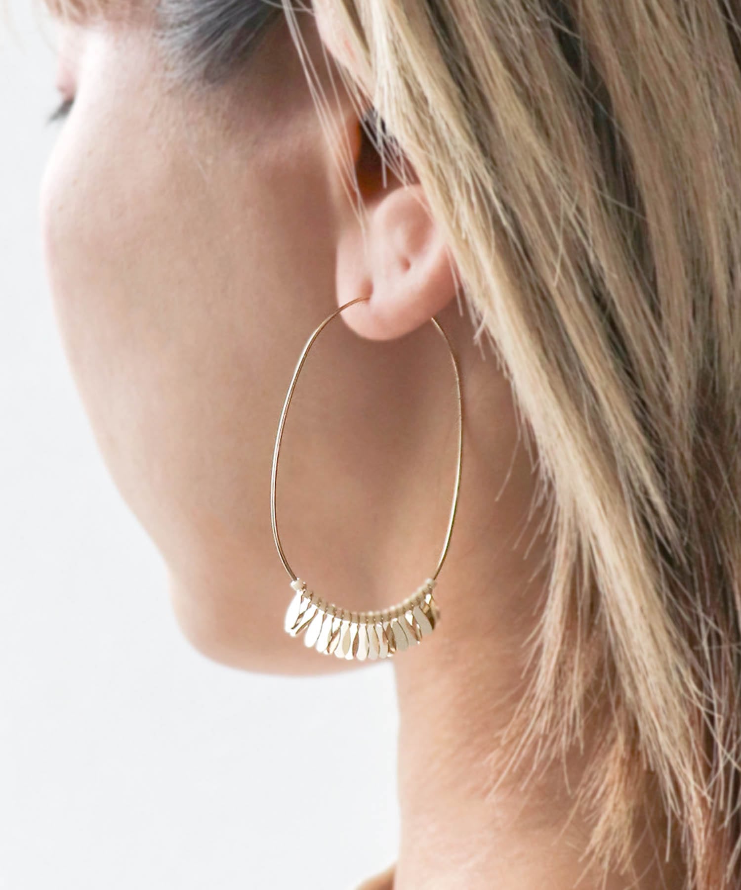 メタルプレート×ビーズ楕円フープピアス