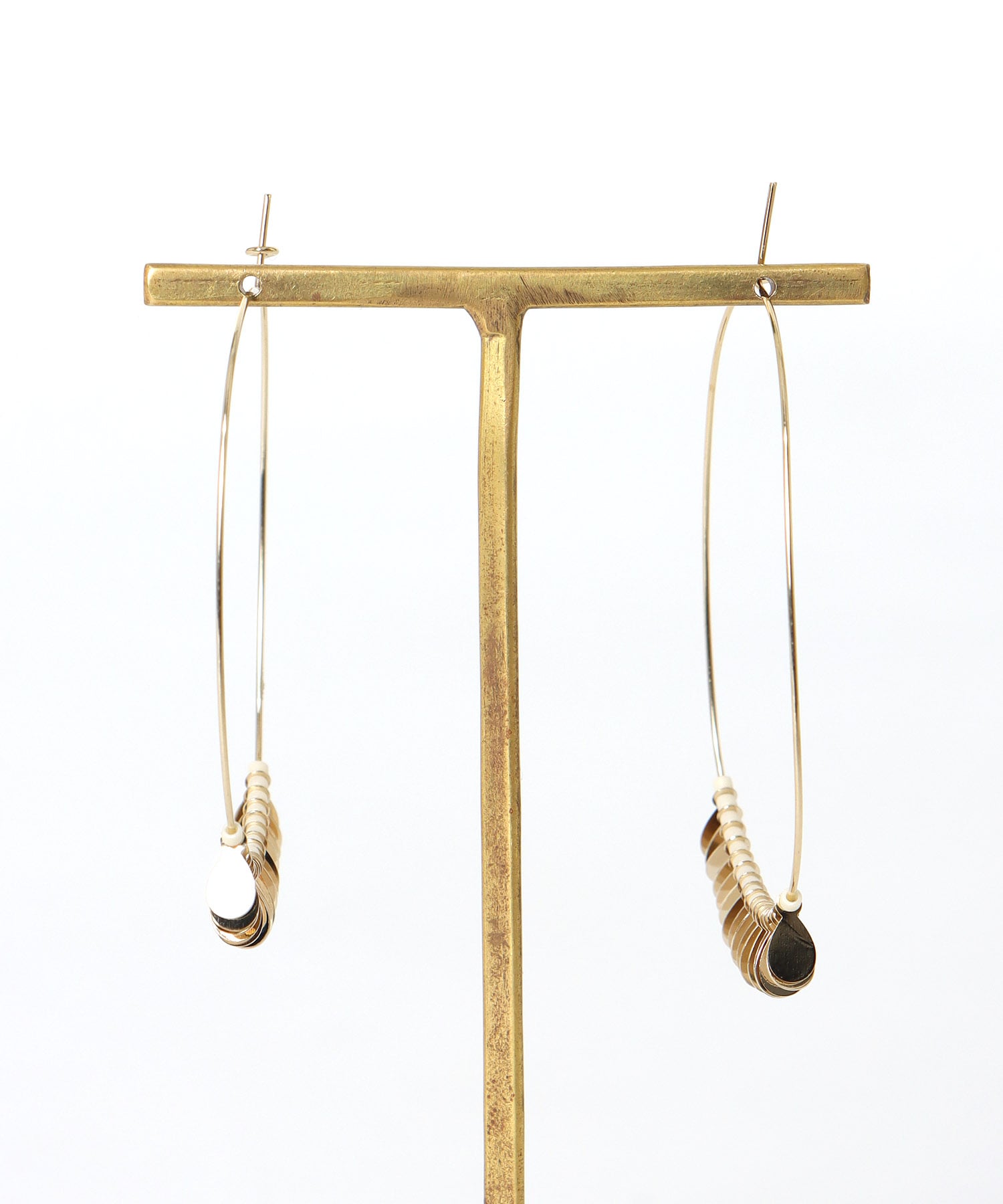 メタルプレート×ビーズ楕円フープピアス