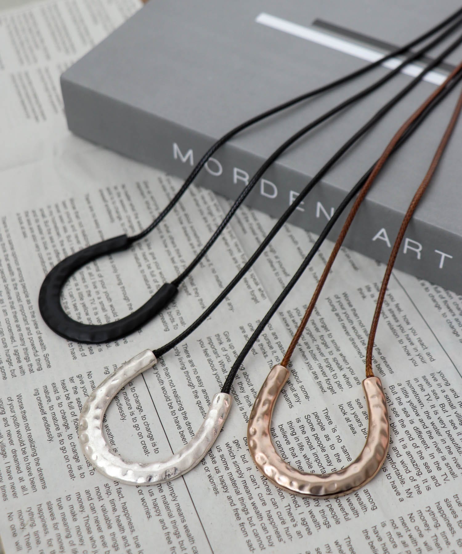 馬蹄革紐ネックレス