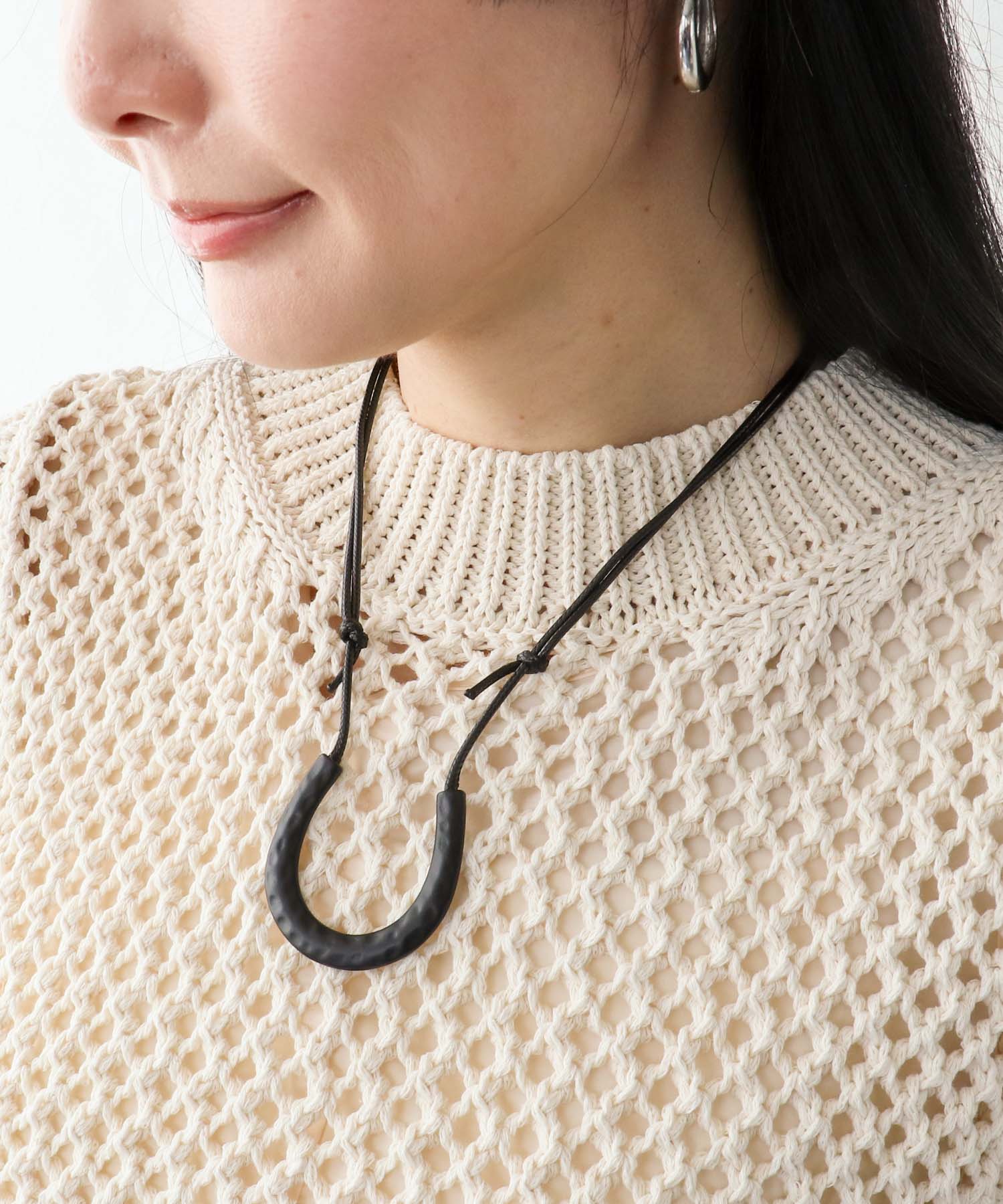 馬蹄革紐ネックレス