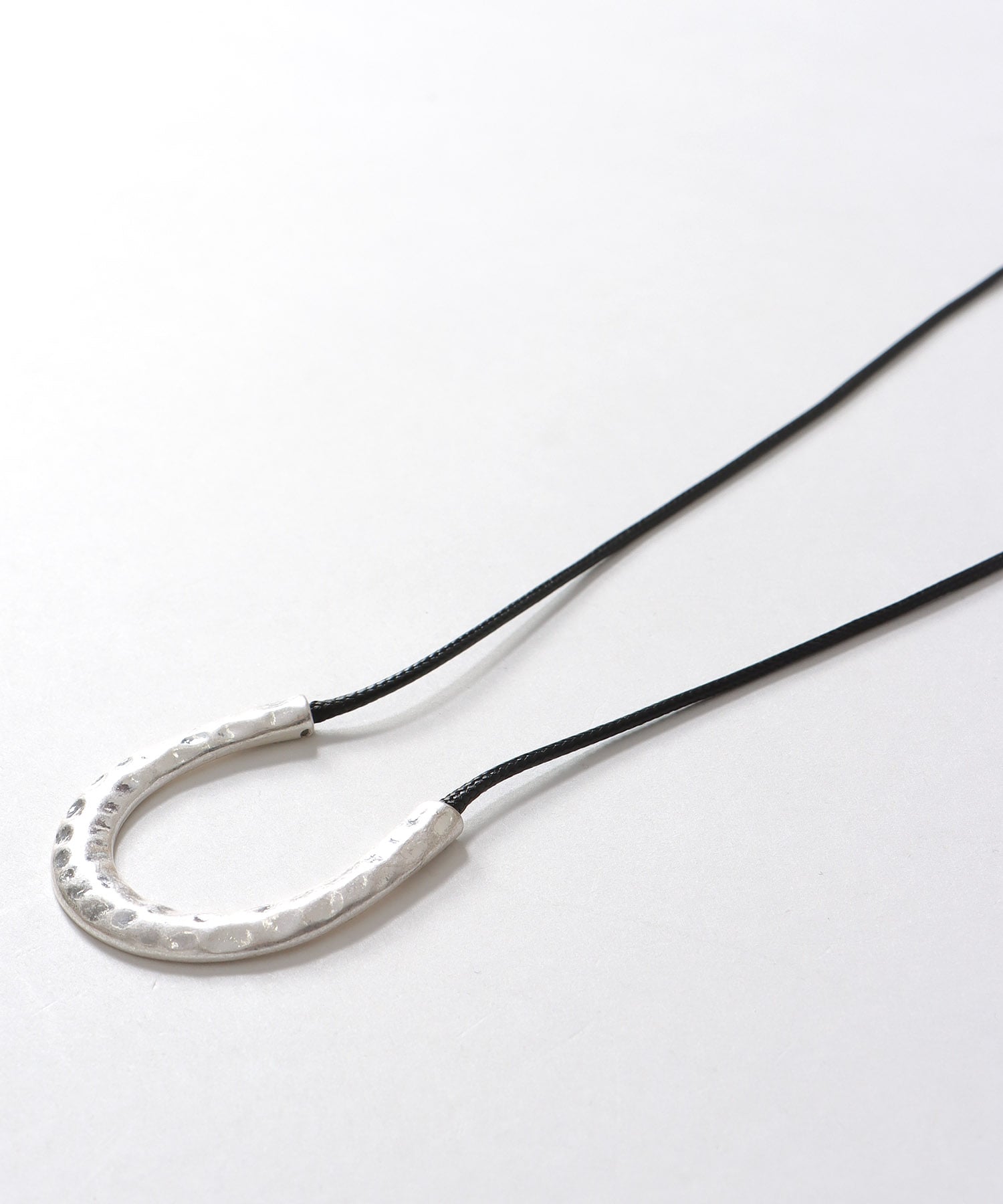 馬蹄革紐ネックレス