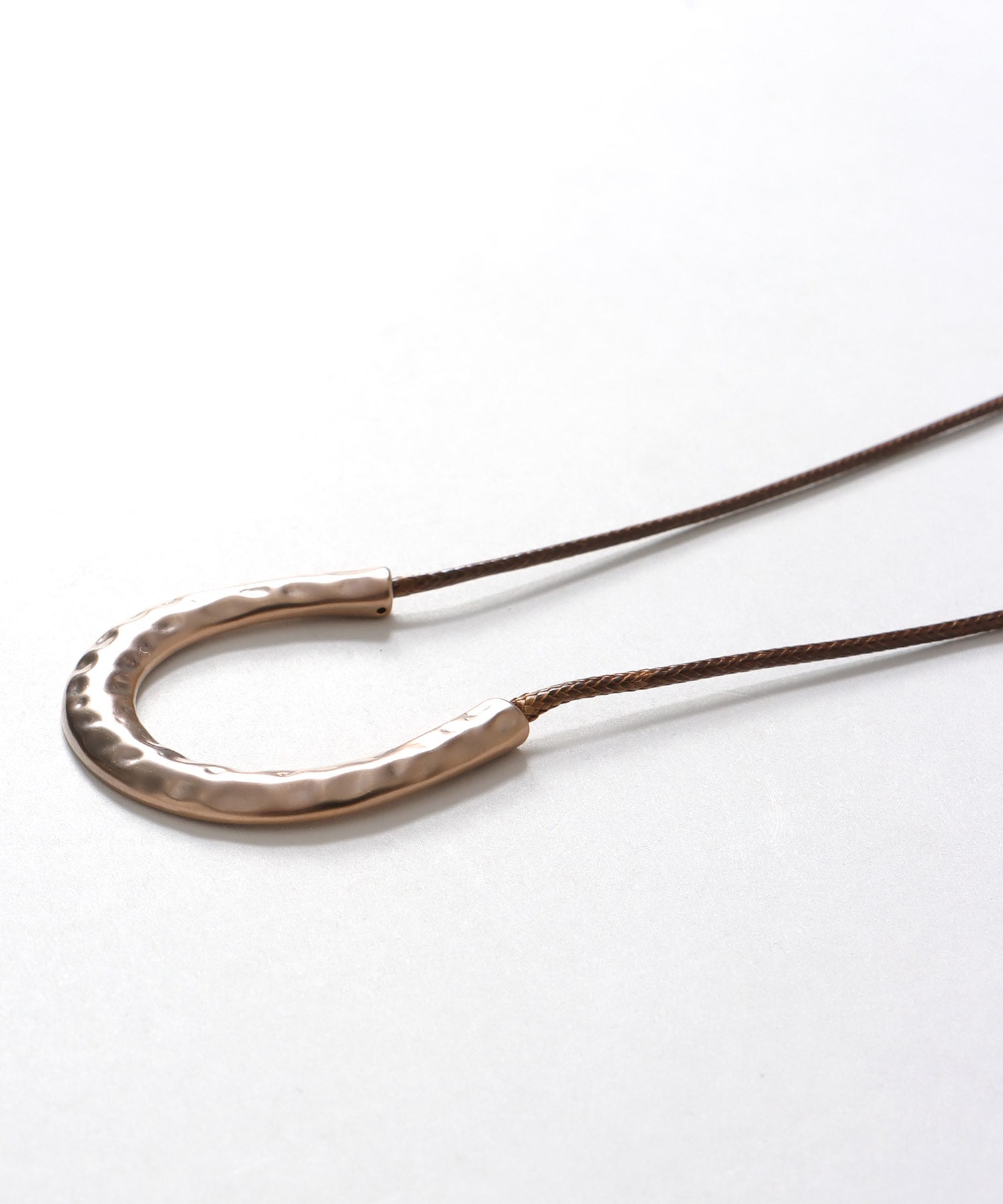 馬蹄革紐ネックレス