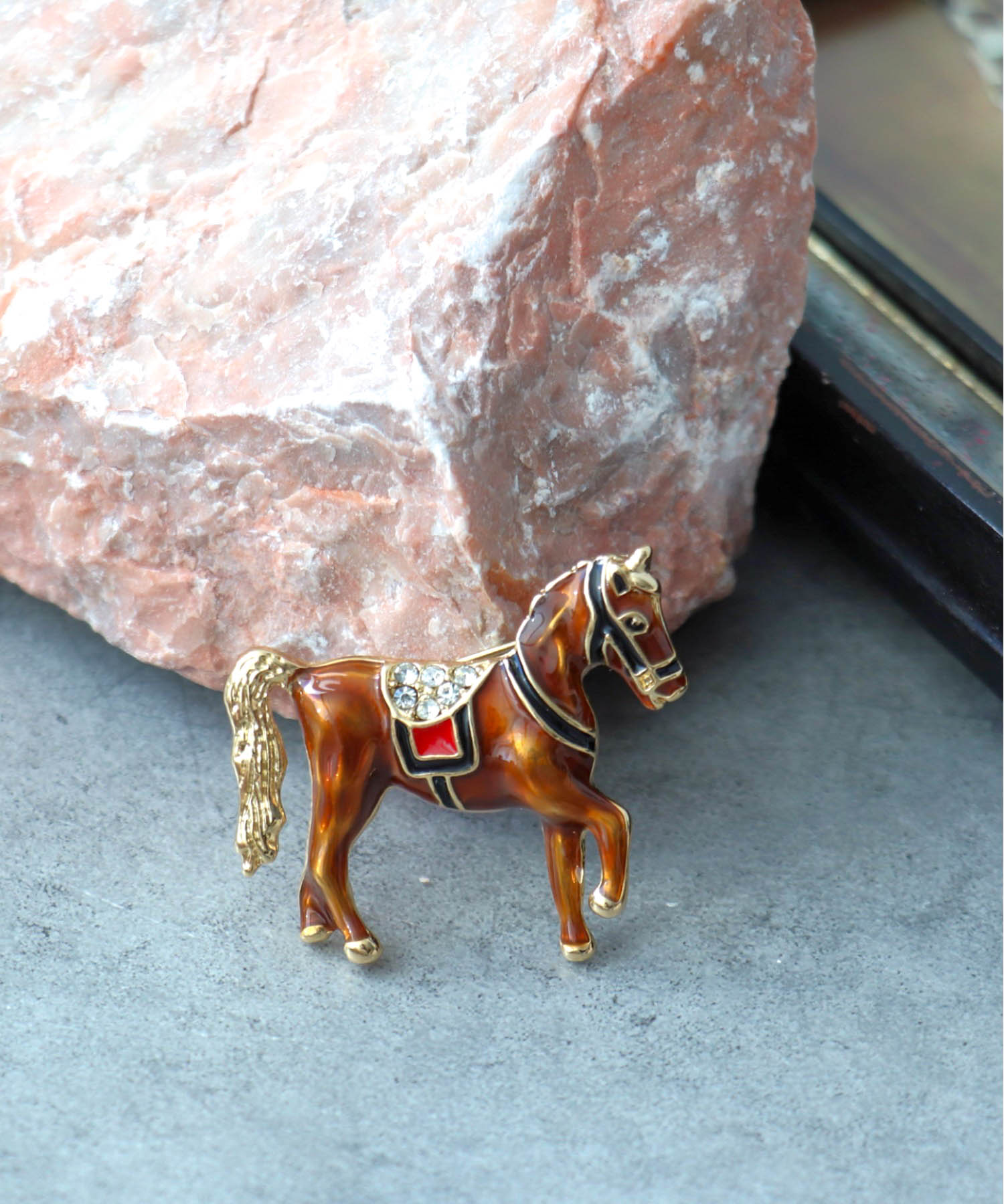 エポ馬ブローチ