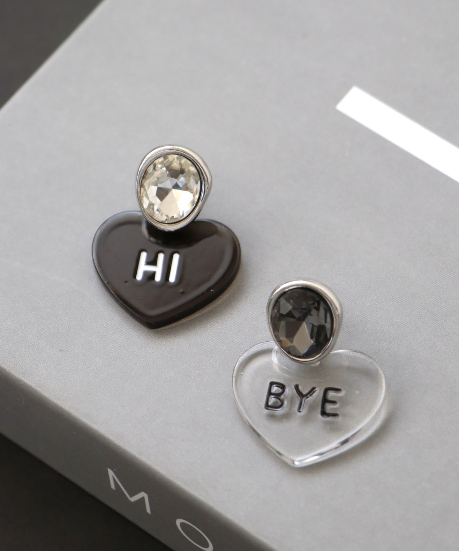 Hi/BYEクリアハートピアス