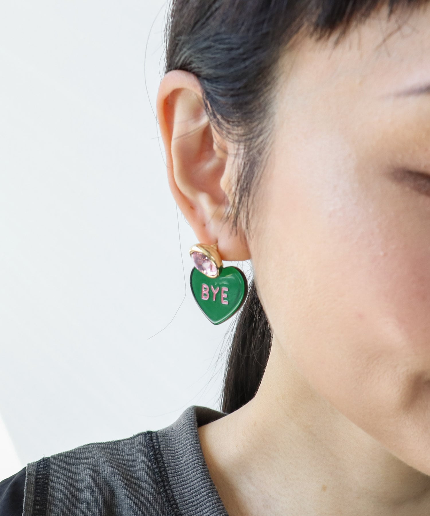 Hi/BYEクリアハートピアス