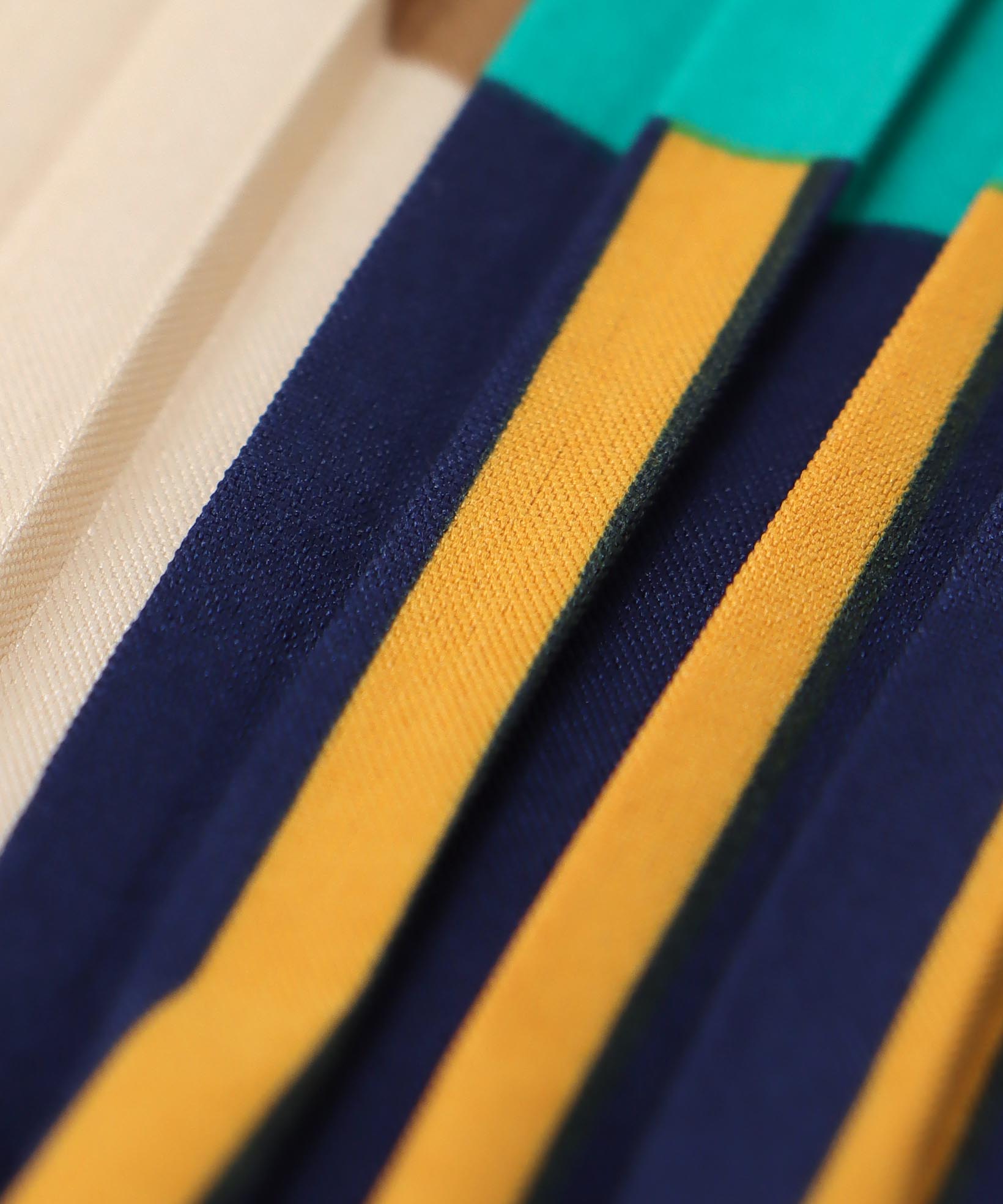 幾何学プリーツスカート