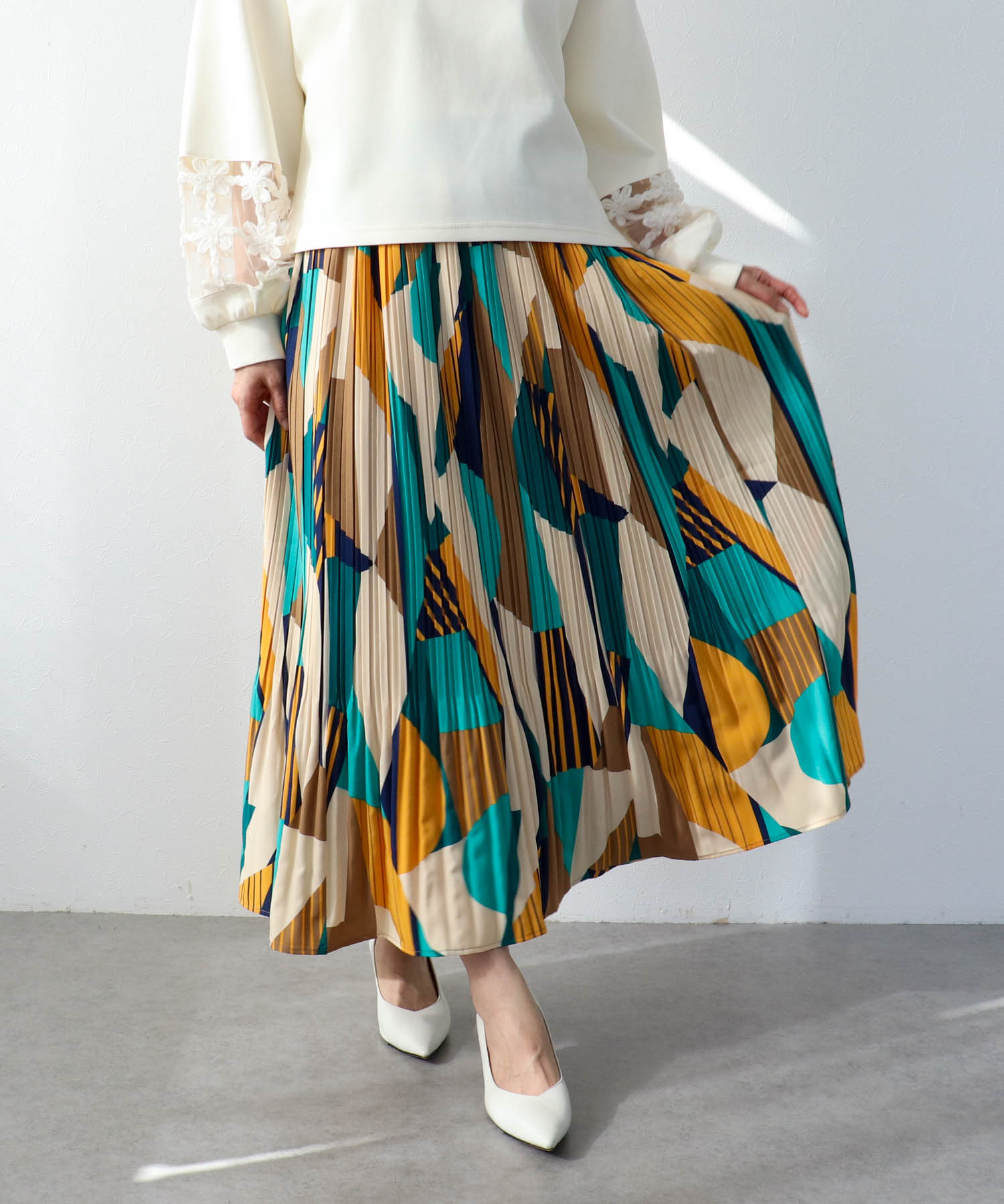 幾何学プリーツスカート