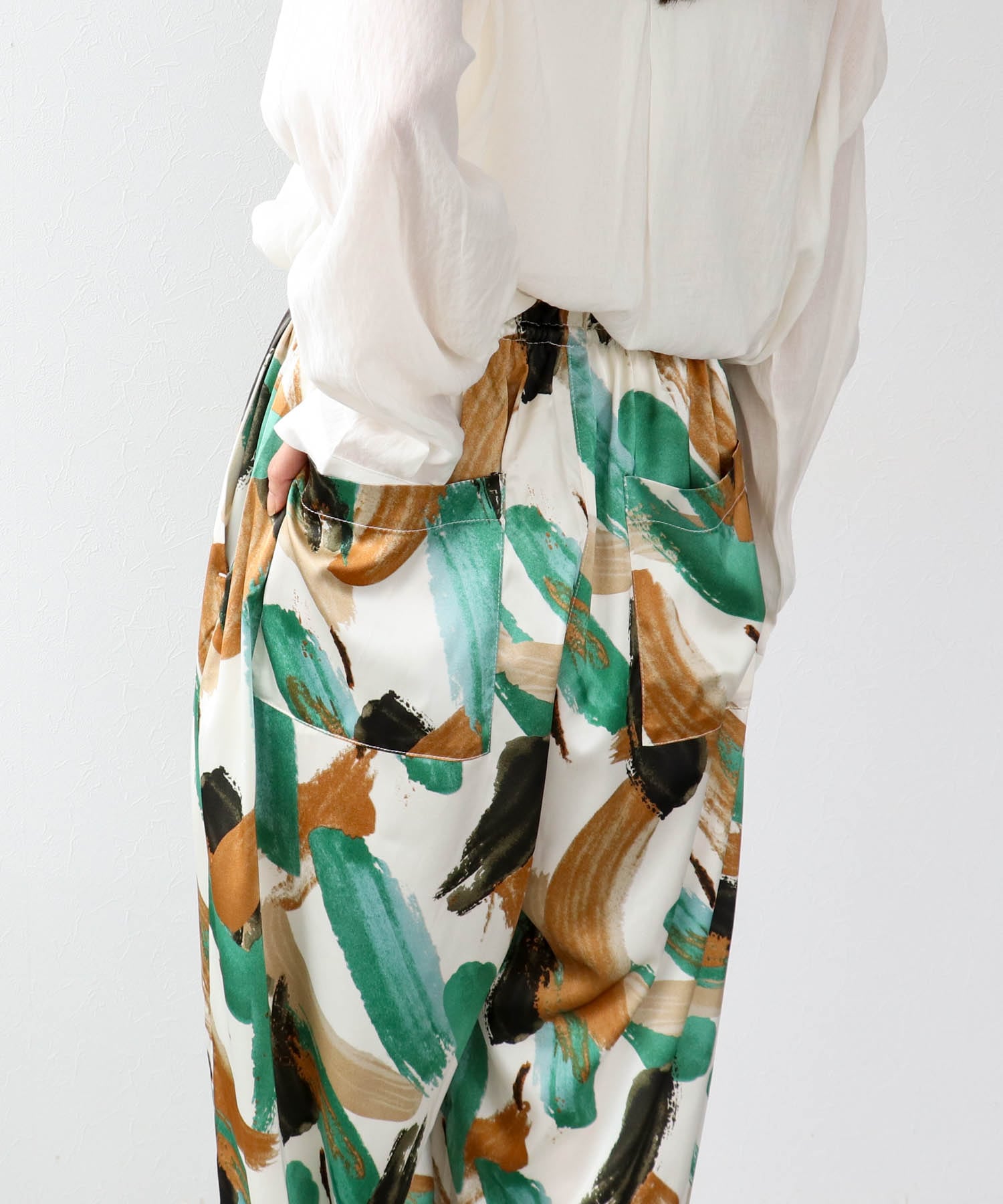 ペインティング柄リラックスパンツ