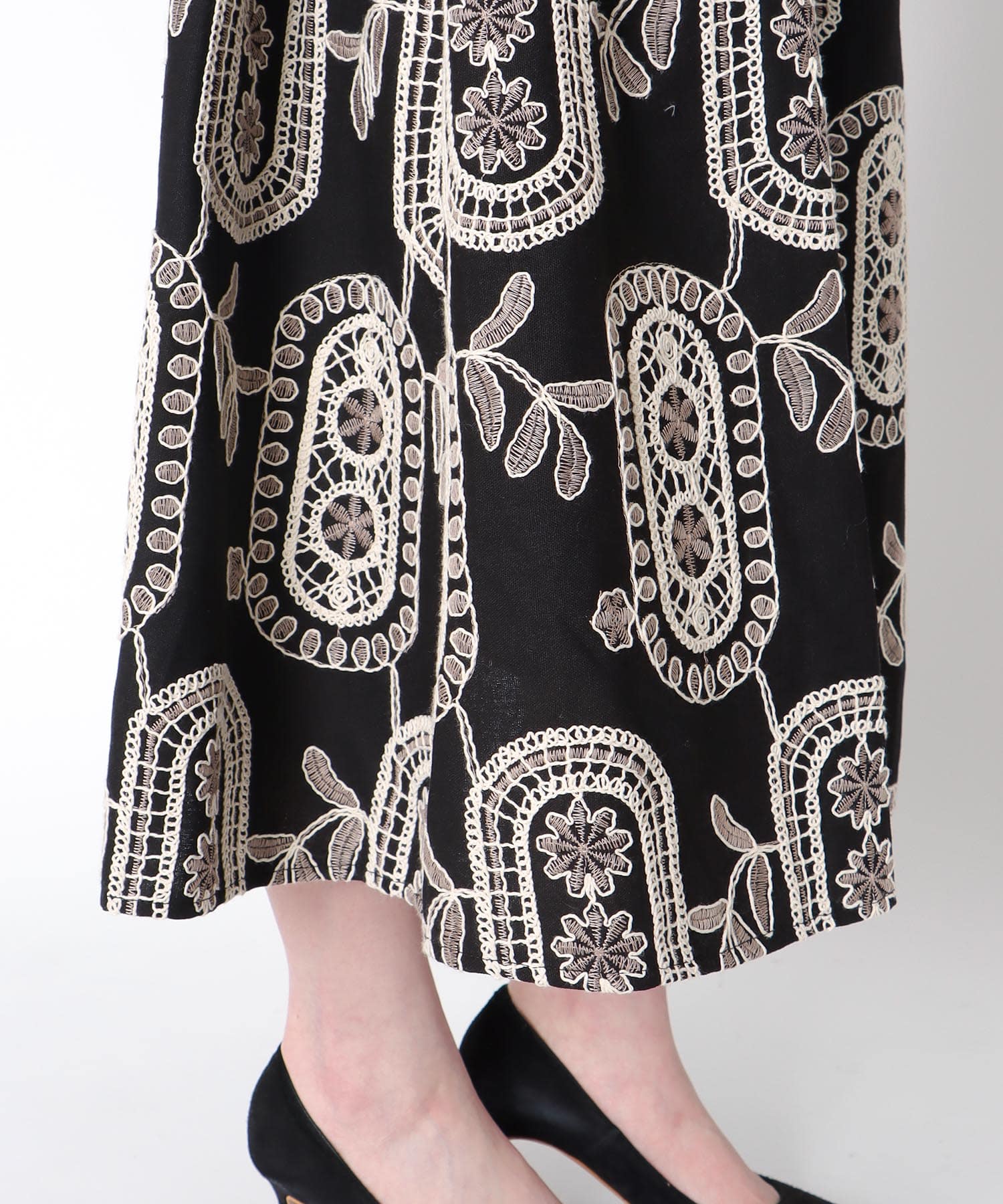 エンブロイダリーフレアースカート