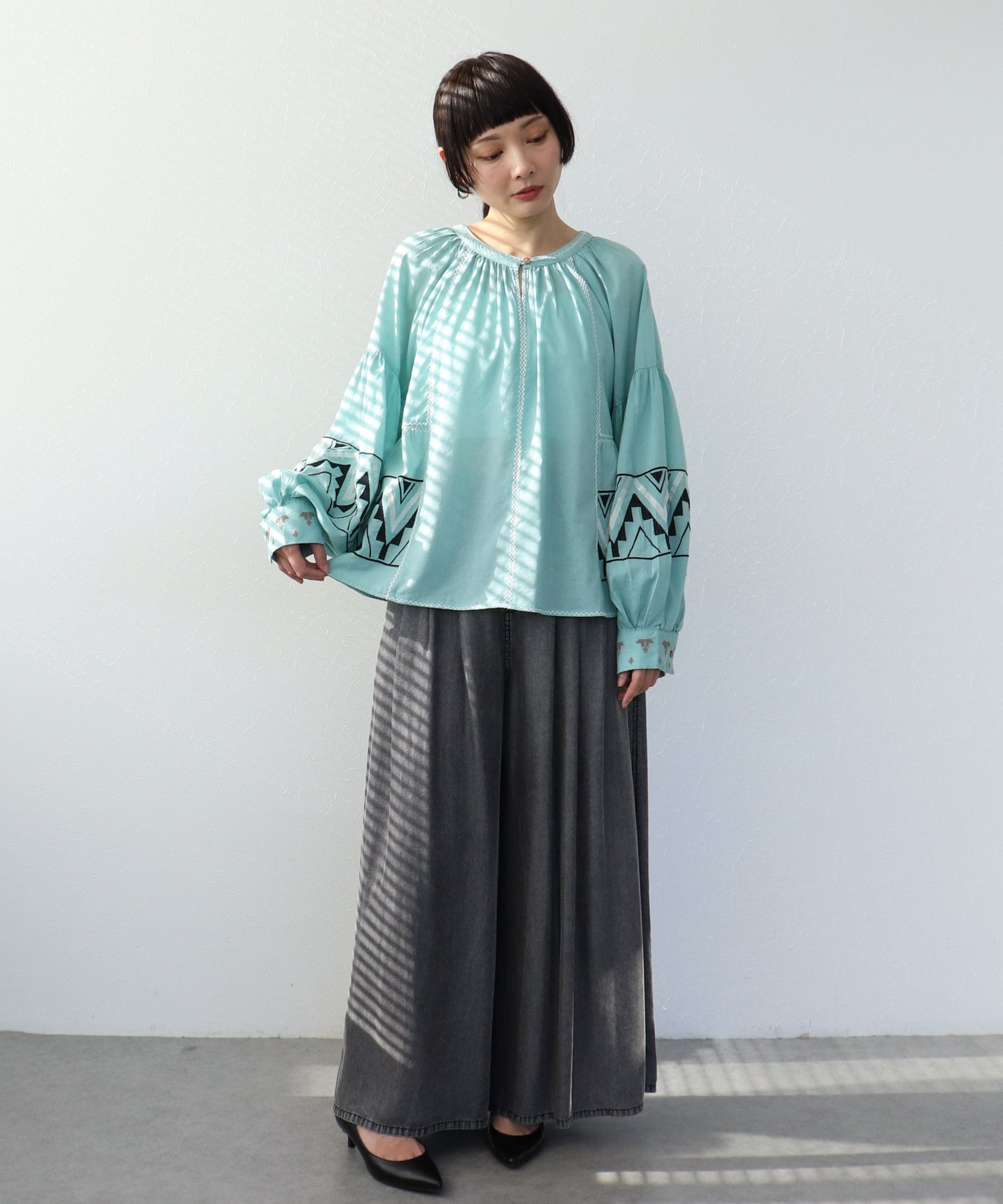 《WEB先行発売》コットンレーヨン刺繍ブラウス