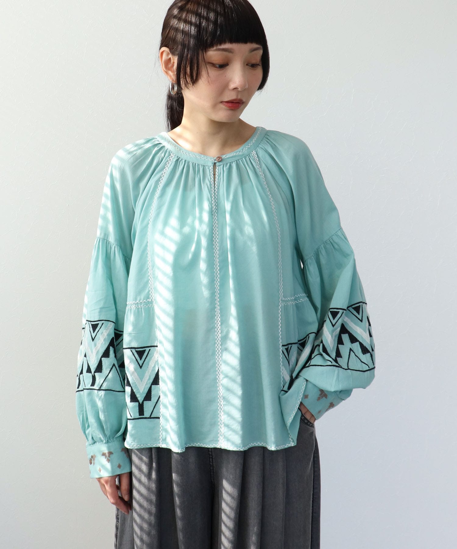 《WEB先行発売》コットンレーヨン刺繍ブラウス